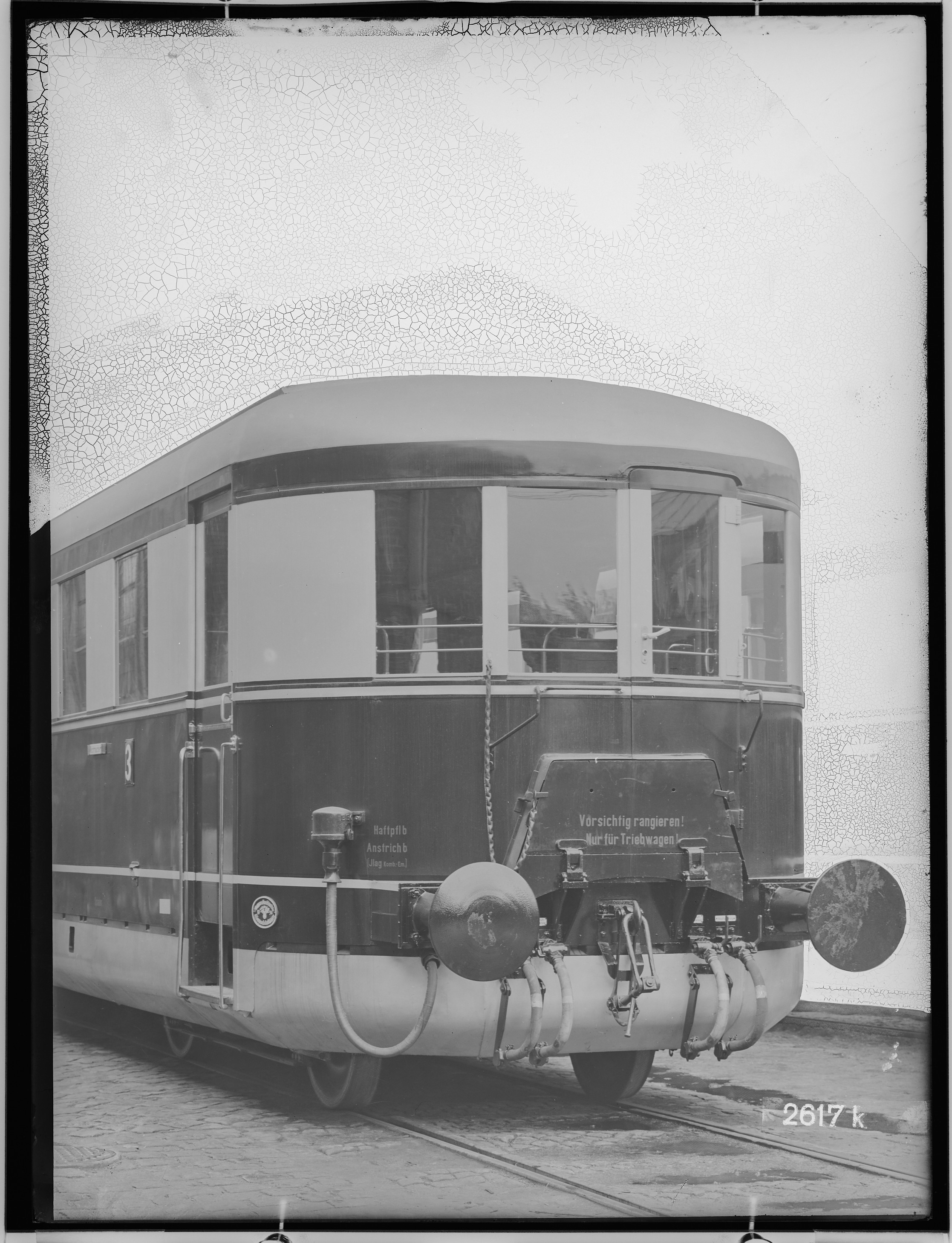 Fotografie: vierachsiger Steuerwagen mit Mitteleinstieg (Außenansicht III), 1933/34 (Schenkung der Bombardier Transportation, Werk Görlitz | Eigentum/Sammlung der Verkehrsmuseums Dresden gGmbH CC BY-NC-SA)