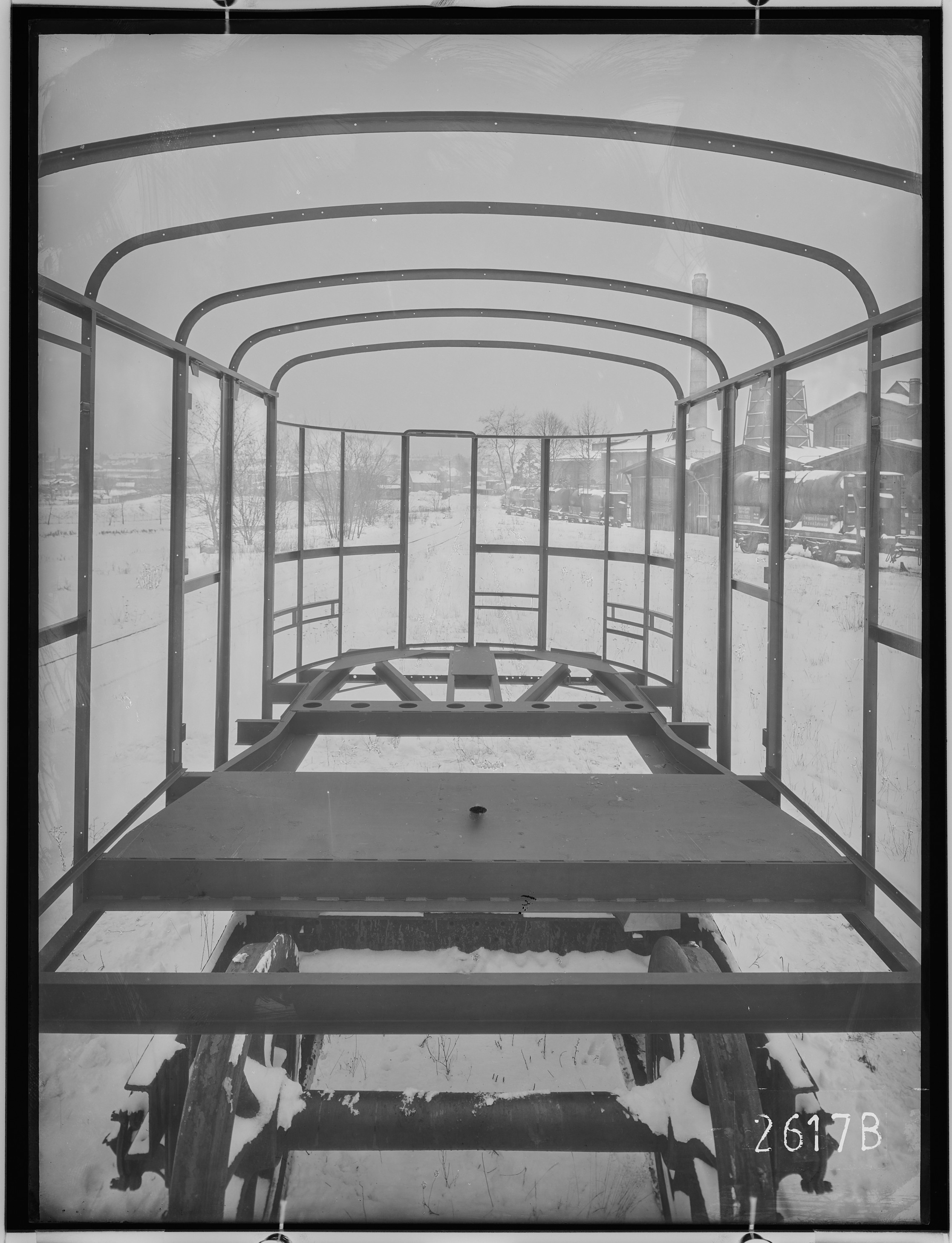 Fotografie: vierachsiger Steuerwagen mit Mitteleinstieg (Kastengerippe III), 1933/34 (Schenkung der Bombardier Transportation, Werk Görlitz | Eigentum/Sammlung der Verkehrsmuseums Dresden gGmbH CC BY-NC-SA)
