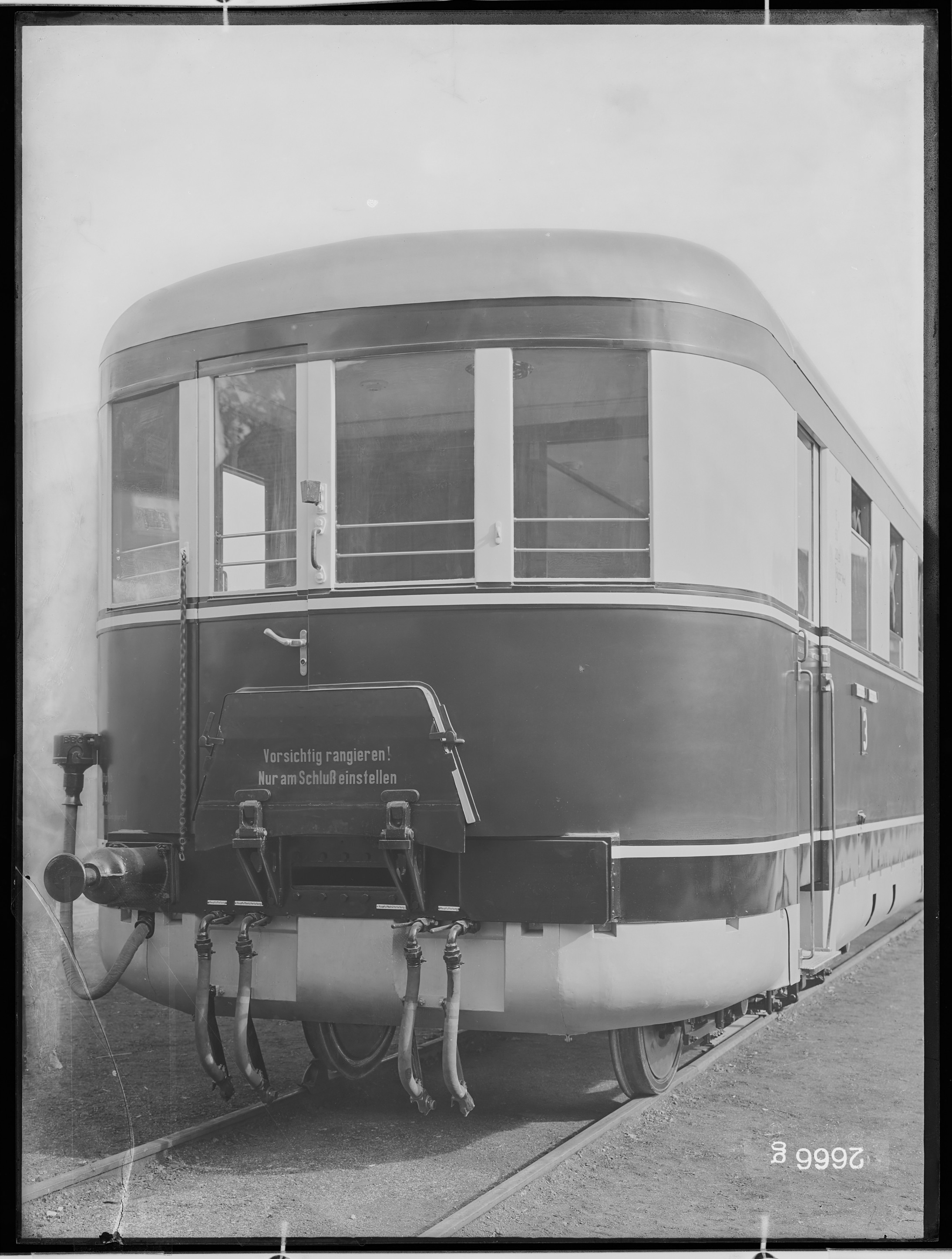 Fotografie: vierachsiger Steuerwagen nach Einheitsgrundriss (Außenansicht III), 1935 (Schenkung der Bombardier Transportation, Werk Görlitz | Eigentum/Sammlung der Verkehrsmuseums Dresden gGmbH CC BY-NC-SA)