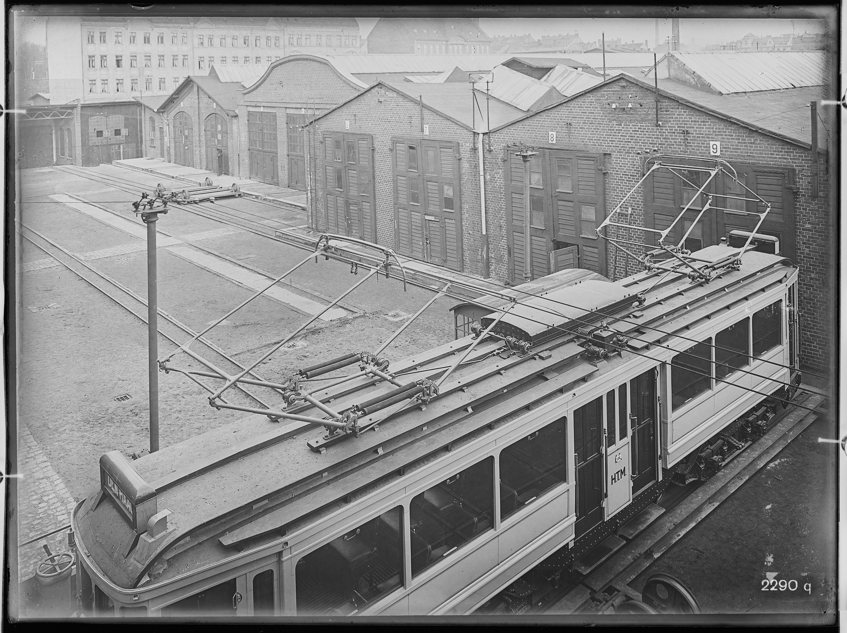 Fotografie: vierachsiger Straßenbahn-Motorwagen (Ansicht Stromabnehmer), 1924 (Schenkung der Bombardier Transportation, Werk Görlitz | Eigentum/Sammlung der Verkehrsmuseums Dresden gGmbH CC BY-NC-SA)