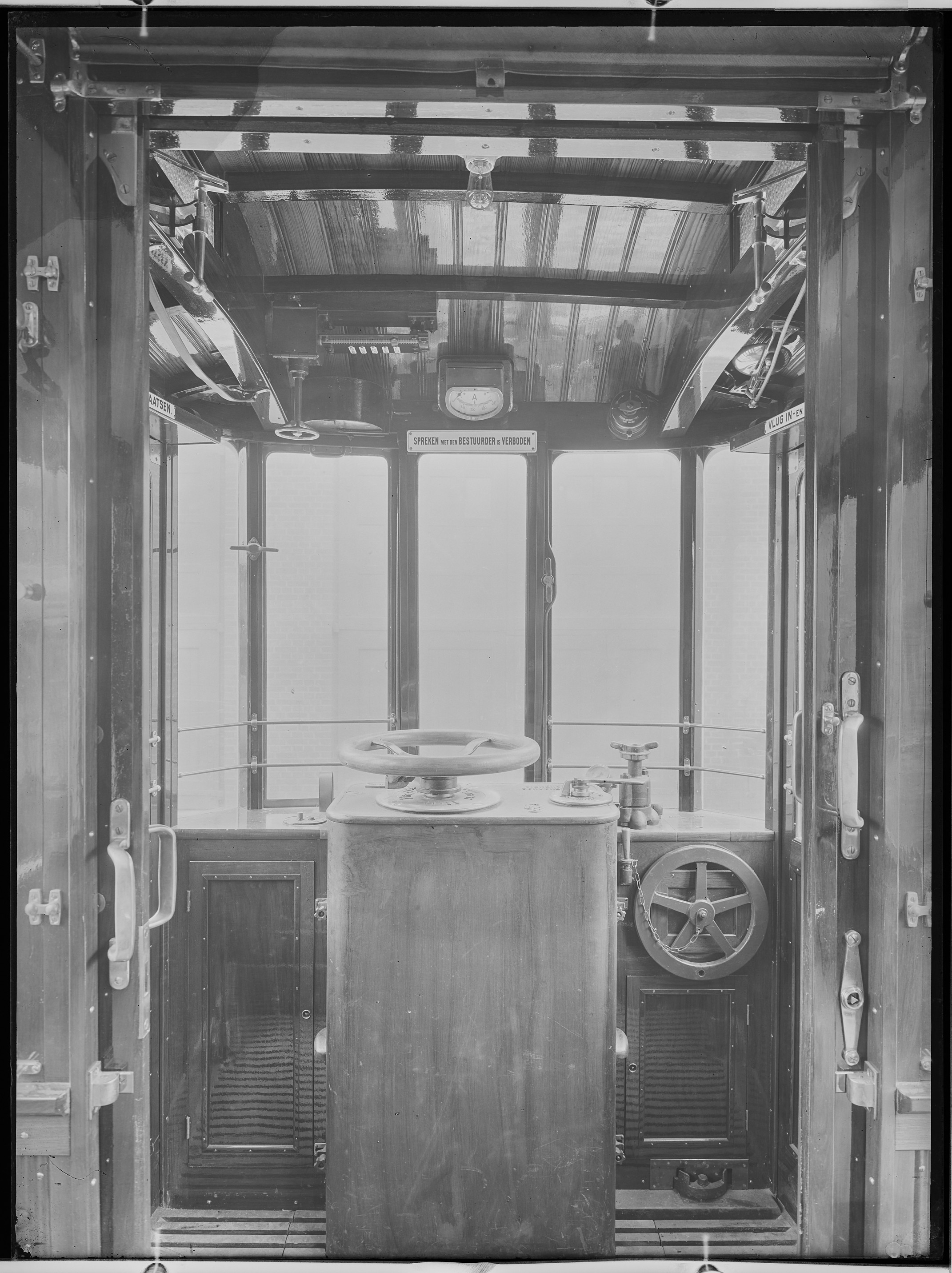 Fotografie: vierachsiger Straßenbahn-Motorwagen (Führerstand), 1924 (Schenkung der Bombardier Transportation, Werk Görlitz | Eigentum/Sammlung der Verkehrsmuseums Dresden gGmbH CC BY-NC-SA)