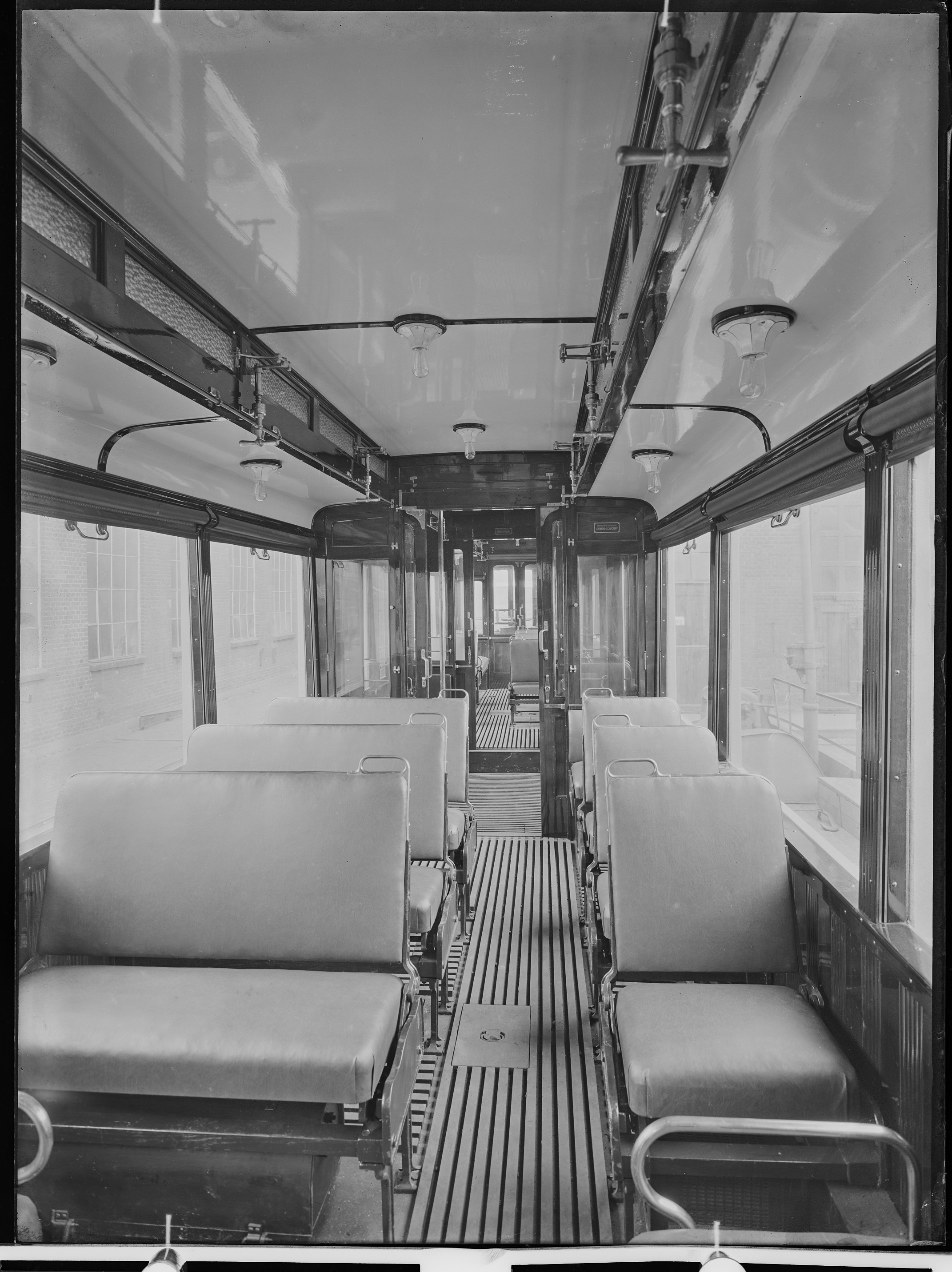 Fotografie: vierachsiger Straßenbahn-Motorwagen (Innenansicht I), 1924 (Schenkung der Bombardier Transportation, Werk Görlitz | Eigentum/Sammlung der Verkehrsmuseums Dresden gGmbH CC BY-NC-SA)