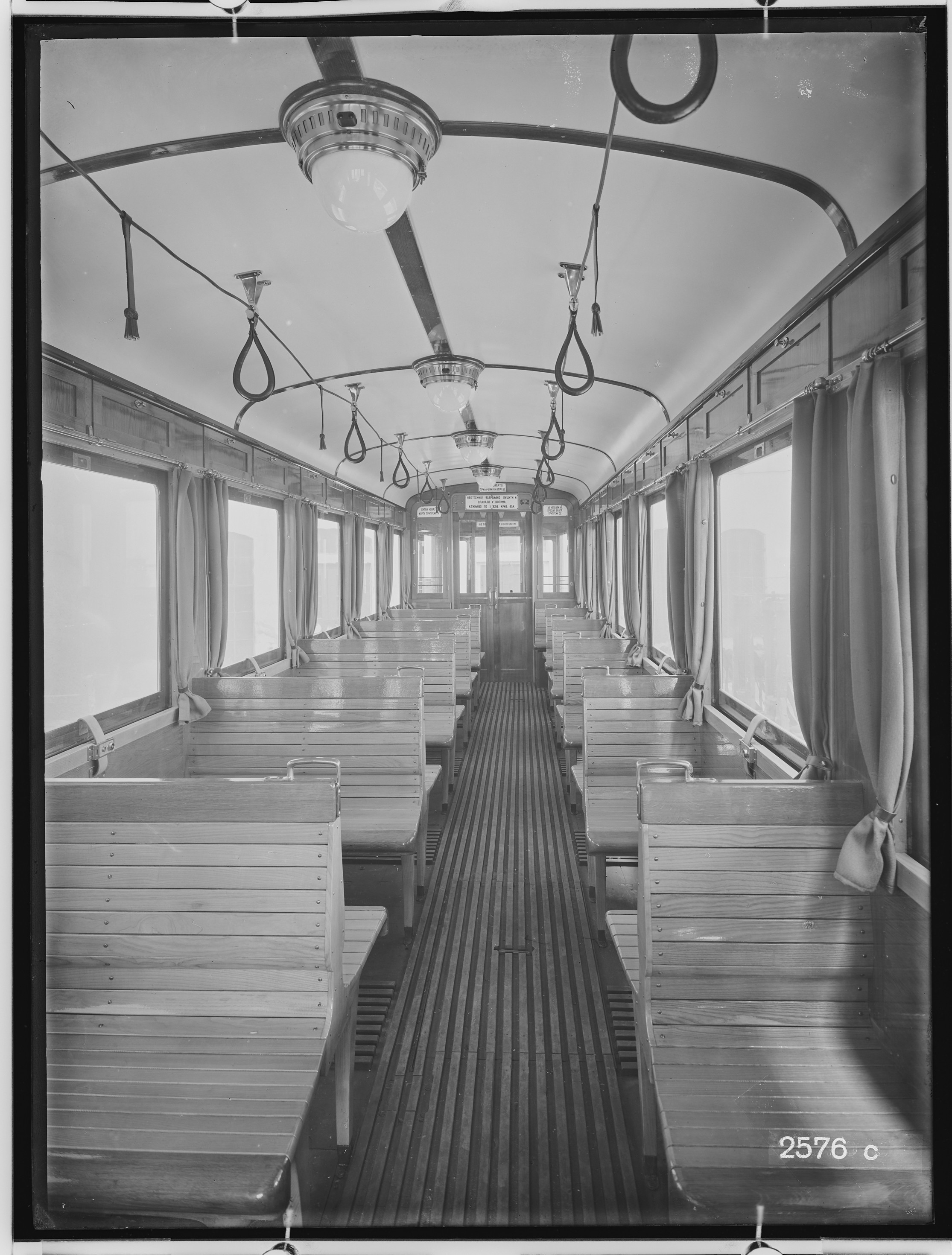 Fotografie: vierachsiger Straßenbahn-Motorwagen (Innenansicht I), 1930 (Schenkung der Bombardier Transportation, Werk Görlitz | Eigentum/Sammlung der Verkehrsmuseums Dresden gGmbH CC BY-NC-SA)