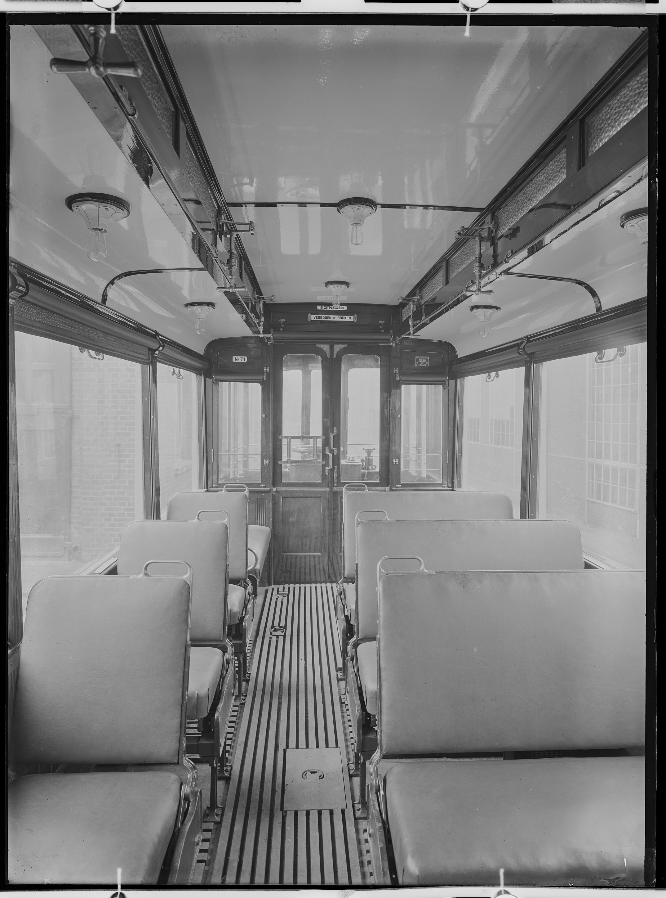 Fotografie: vierachsiger Straßenbahn-Motorwagen (Innenansicht II), 1924 (Schenkung der Bombardier Transportation, Werk Görlitz | Eigentum/Sammlung der Verkehrsmuseums Dresden gGmbH CC BY-NC-SA)