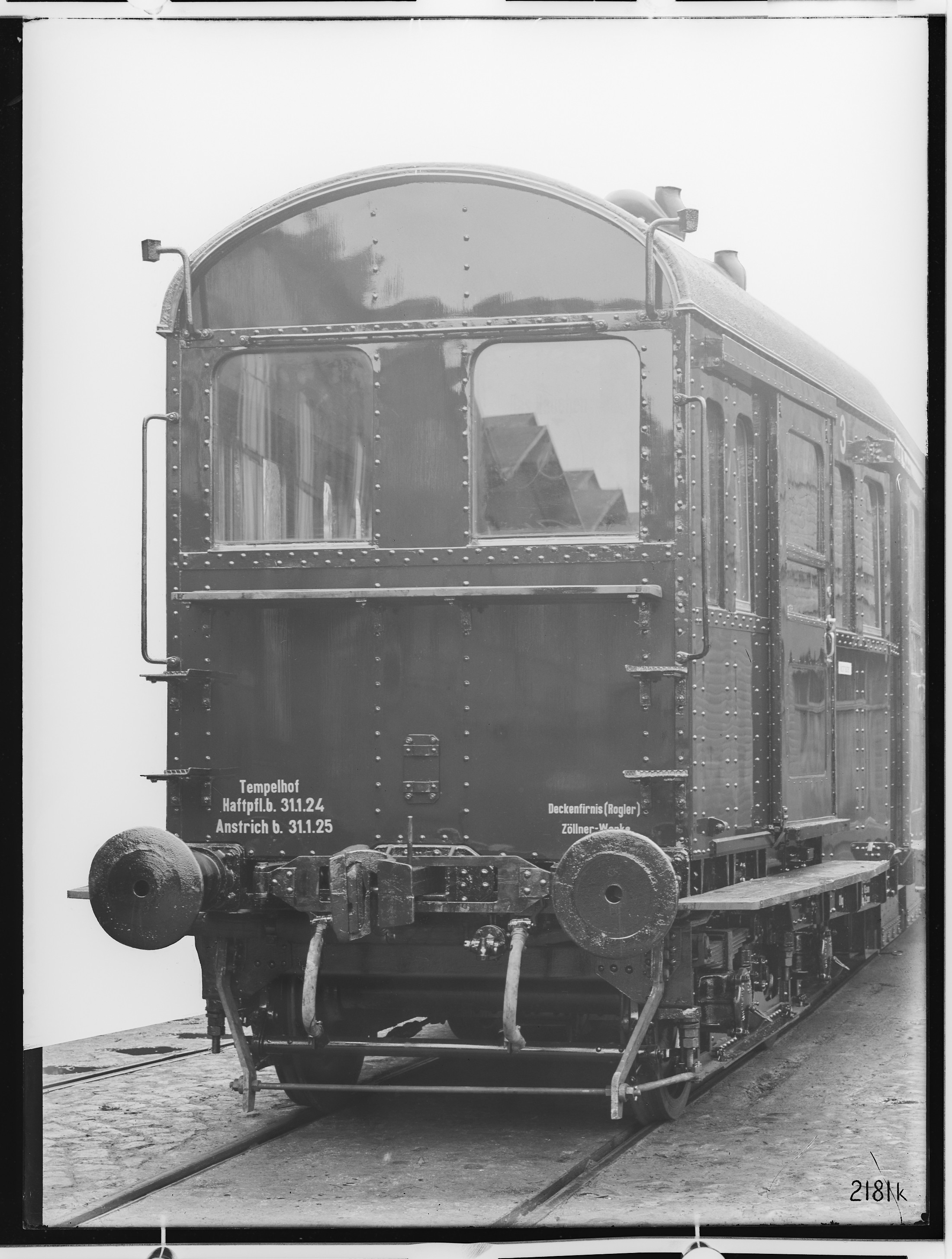 Fotografie: vierachsiger Triebwagen A-Zug (Aufnahme von einem Waggon III, Stirnwand), 1922 (Schenkung der Bombardier Transportation, Werk Görlitz | Eigentum/Sammlung der Verkehrsmuseums Dresden gGmbH CC BY-NC-SA)