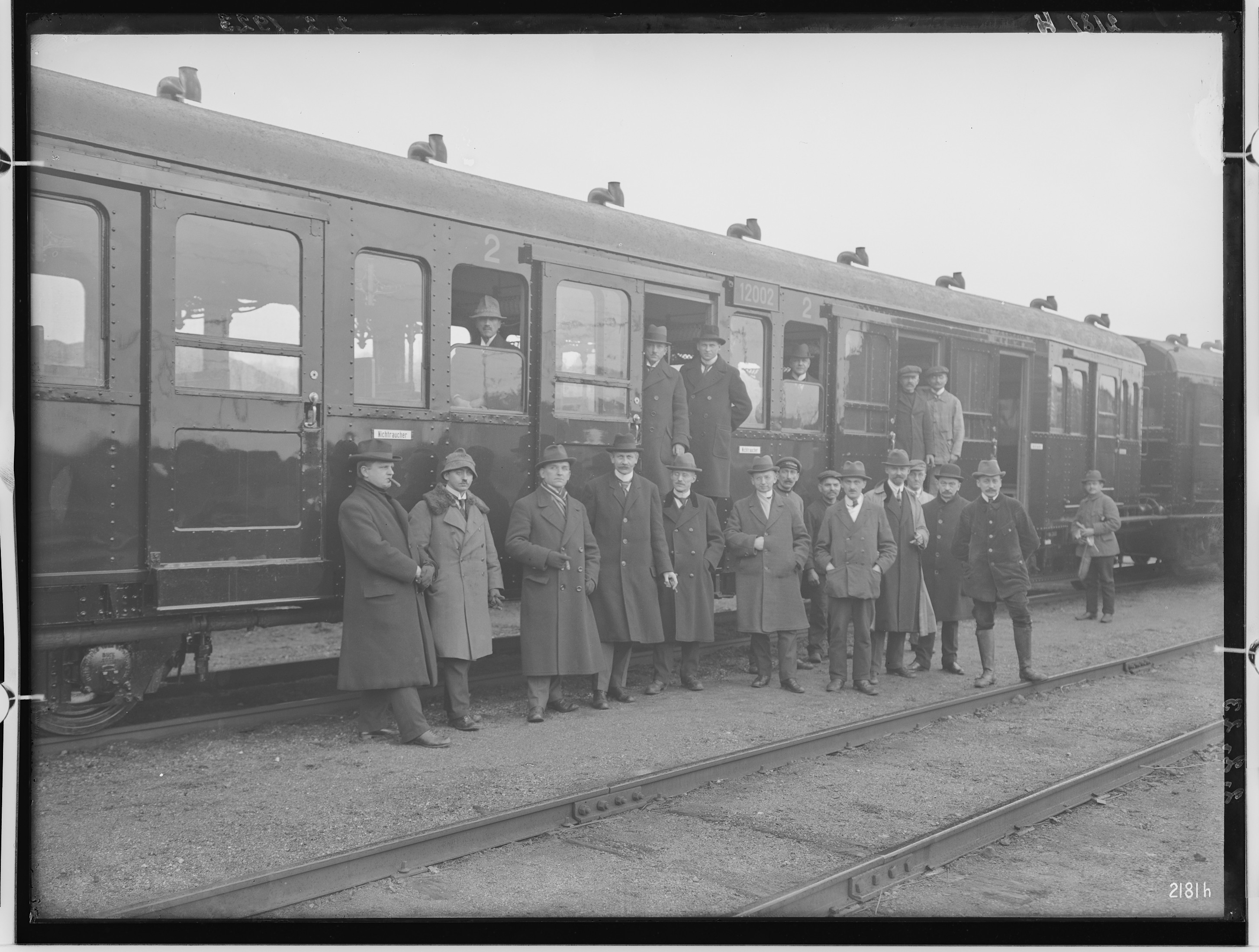 Fotografie: vierachsiger Triebwagen A-Zug (Waggon mit Personengruppe), 1922 (Schenkung der Bombardier Transportation, Werk Görlitz | Eigentum/Sammlung der Verkehrsmuseums Dresden gGmbH CC BY-NC-SA)