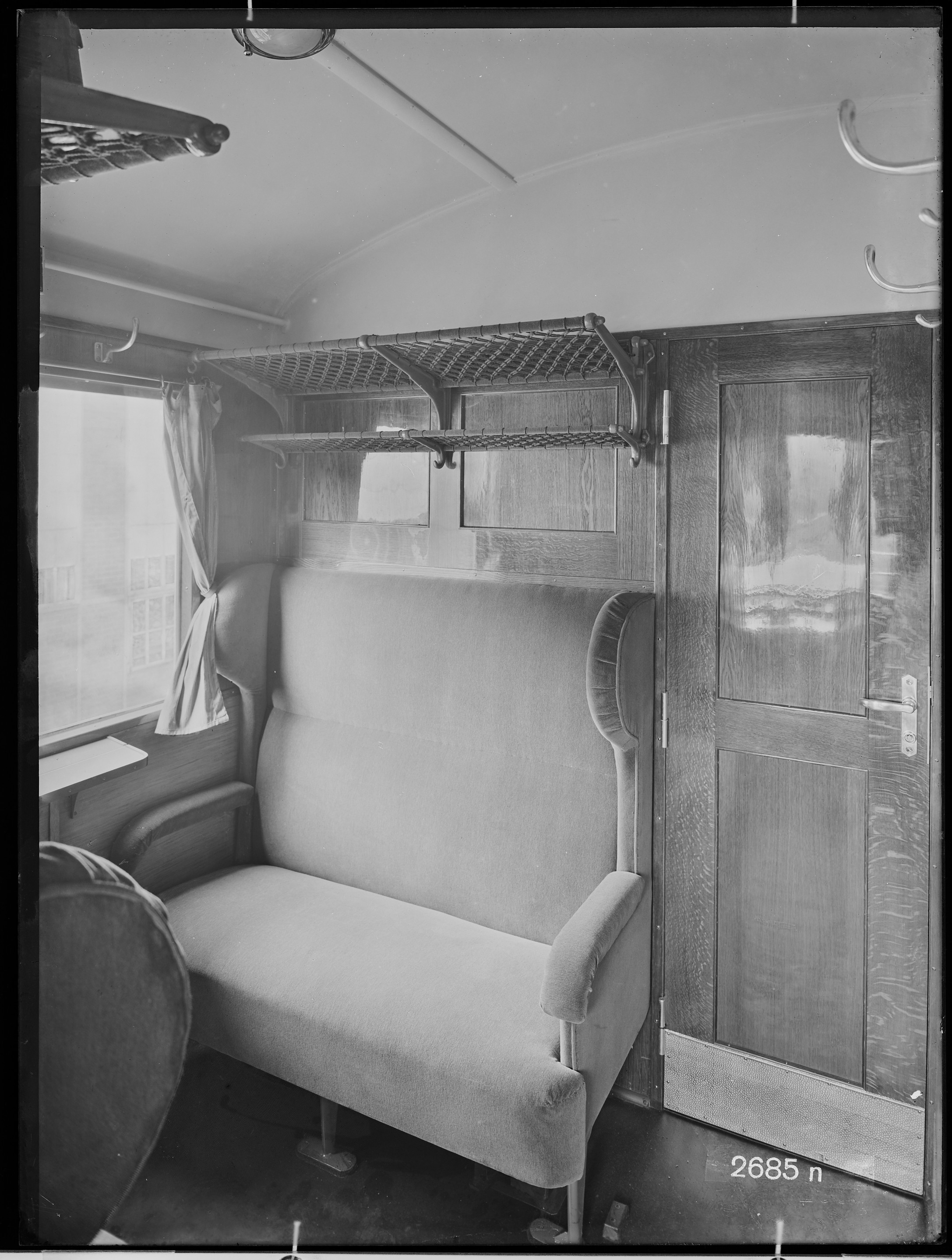 Fotografie: vierachsiger Triebwagen (Abteil zweite Klasse), 1936 (Schenkung der Bombardier Transportation, Werk Görlitz | Eigentum/Sammlung der Verkehrsmuseums Dresden gGmbH CC BY-NC-SA)