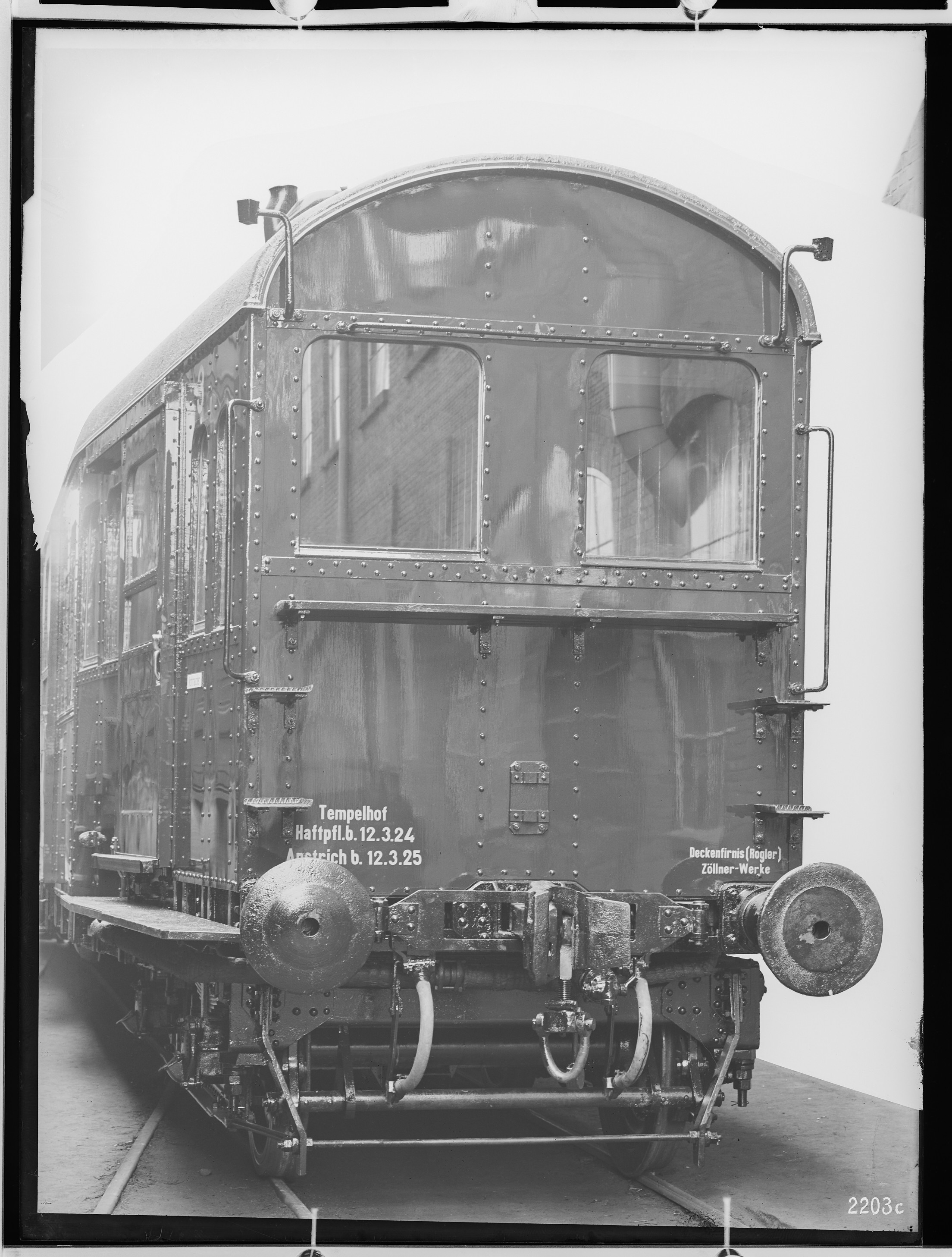Fotografie: vierachsiger Triebwagen (Außenansicht Wagenzugende II), 1923 (Schenkung der Bombardier Transportation, Werk Görlitz | Eigentum/Sammlung der Verkehrsmuseums Dresden gGmbH CC BY-NC-SA)