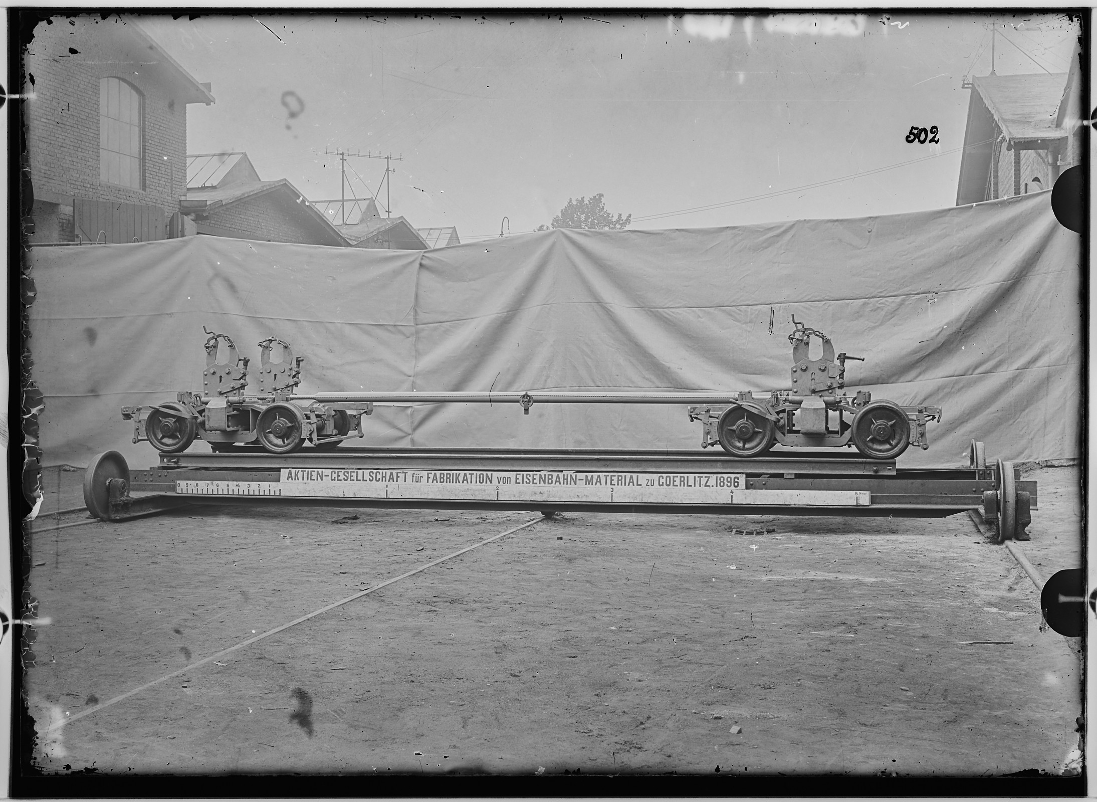 Fotografie: vierachsiges Untergestell für Kleinbahn-Schmalspurwagen, 1896 (Schenkung der Bombardier Transportation, Werk Görlitz | Eigentum/Sammlung der Verkehrsmuseums Dresden gGmbH CC BY-NC-SA)