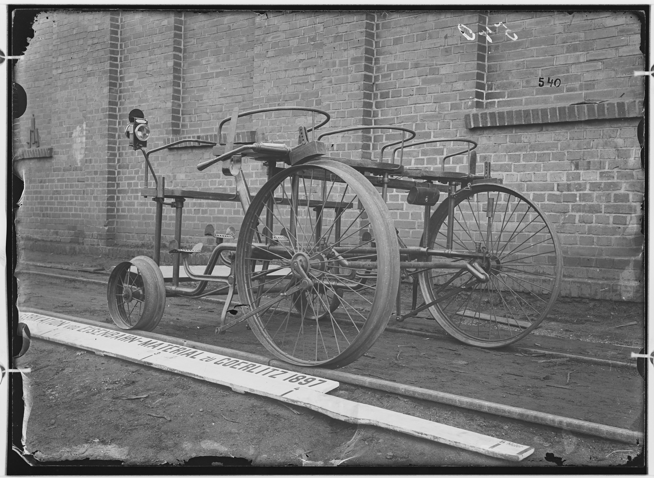Fotografie: vierrädrige Doppelsitz-Draisine (andere Ansicht II), 1897 (Schenkung der Bombardier Transportation, Werk Görlitz | Eigentum/Sammlung der Verkehrsmuseums Dresden gGmbH CC BY-NC-SA)