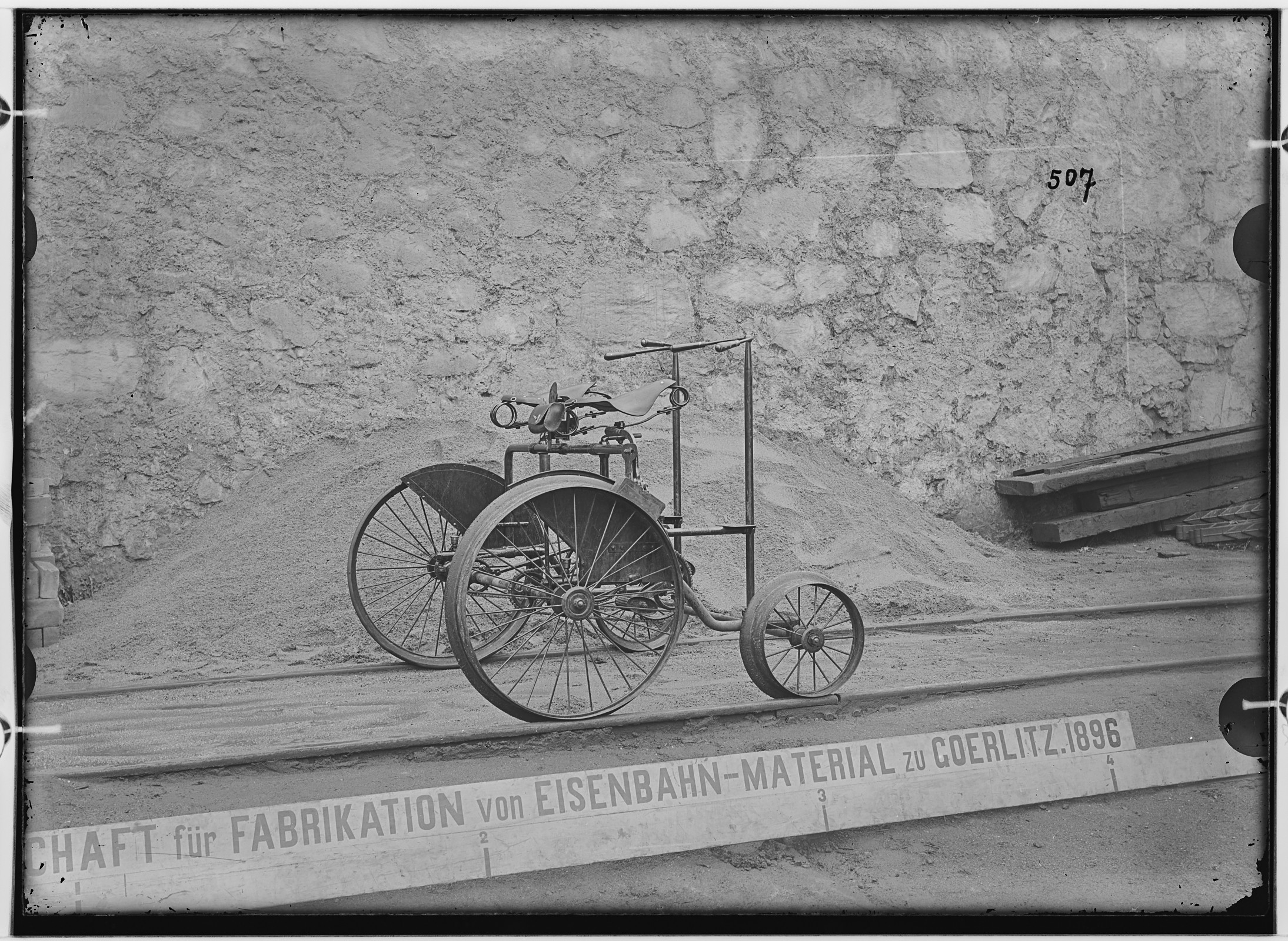 Fotografie: vierrädrige-Draisine, 1896 (Schenkung der Bombardier Transportation, Werk Görlitz | Eigentum/Sammlung der Verkehrsmuseums Dresden gGmbH CC BY-NC-SA)