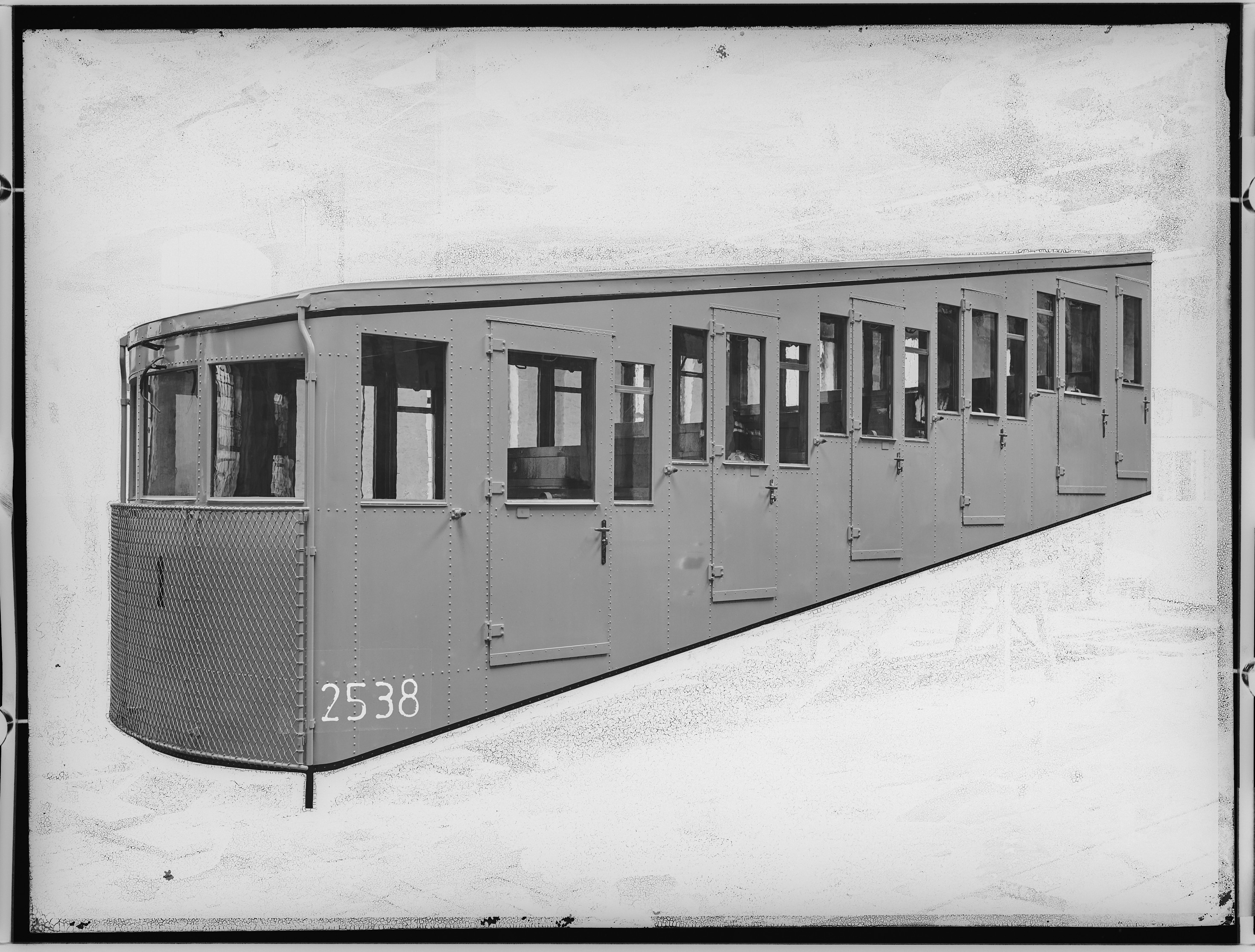 Fotografie: Wagenkasten für Drahtseilbahn (Außenansicht), 1928 (Schenkung der Bombardier Transportation, Werk Görlitz | Eigentum/Sammlung der Verkehrsmuseums Dresden gGmbH CC BY-NC-SA)