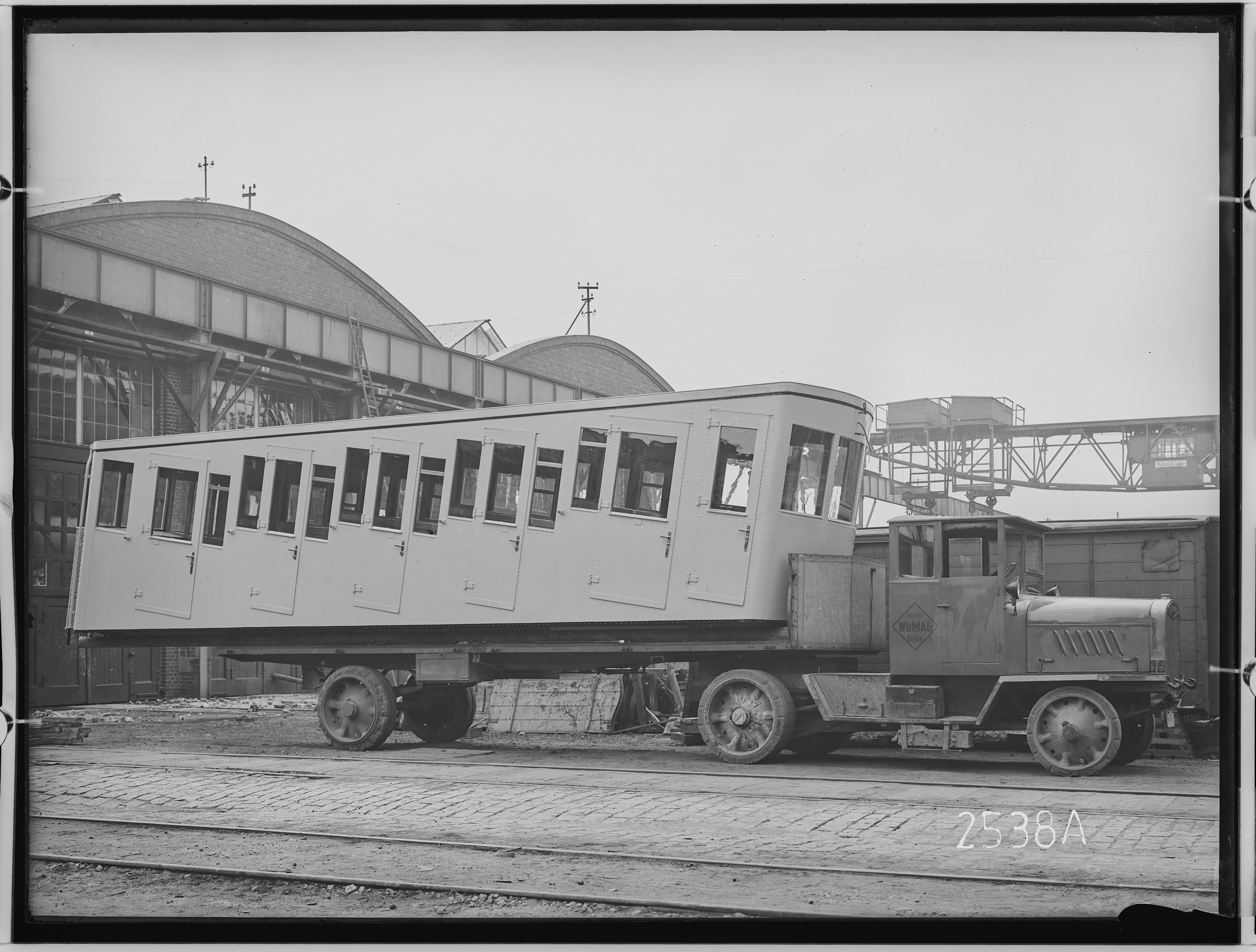 Fotografie: Wagenkasten für Drahtseilbahn (auf dem Oekonom verladen), 1928 (Schenkung der Bombardier Transportation, Werk Görlitz | Eigentum/Sammlung der Verkehrsmuseums Dresden gGmbH CC BY-NC-SA)