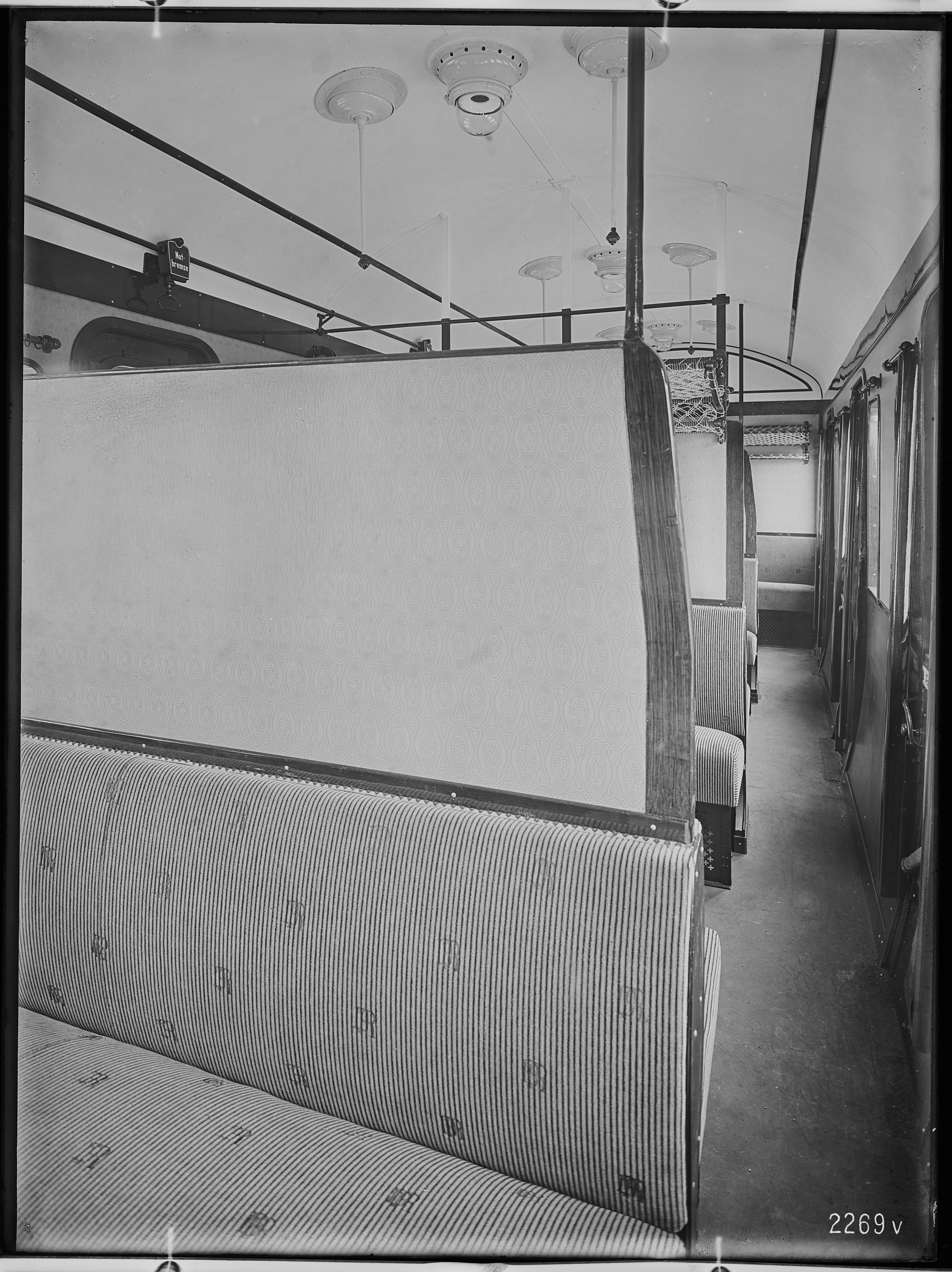 Fotografie: Wechselstrom-Triebwagen (Innenansicht zweite Klasse), 1924 (Schenkung der Bombardier Transportation, Werk Görlitz | Eigentum/Sammlung der Verkehrsmuseums Dresden gGmbH CC BY-NC-SA)