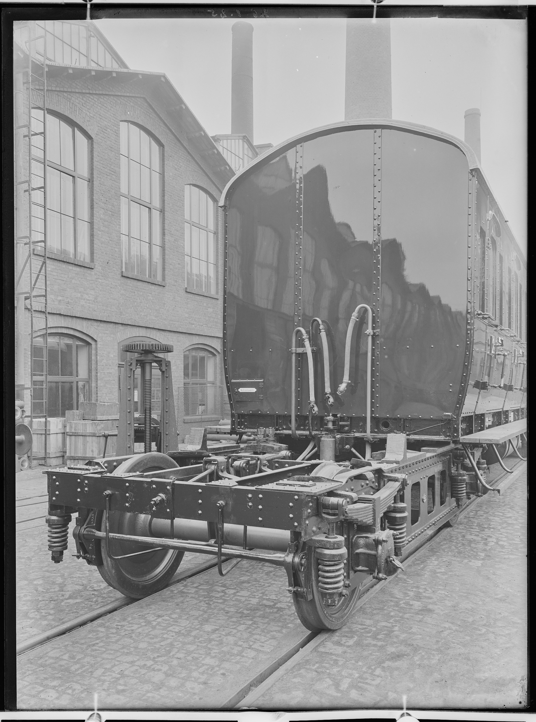 Fotografie: Wechselstrom-Triebwagen (Stirnansicht mit Unterbodenaufnahme), 1924 (Schenkung der Bombardier Transportation, Werk Görlitz | Eigentum/Sammlung der Verkehrsmuseums Dresden gGmbH CC BY-NC-SA)