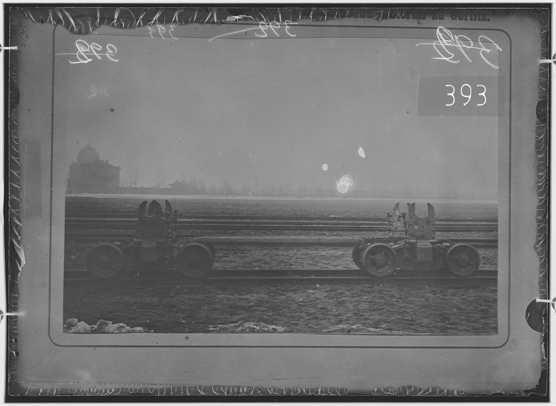 Fotografie: zwei zweiachsige Schmalspurroller (andere Ansicht), 1892 (Schenkung der Bombardier Transportation, Werk Görlitz | Eigentum/Sammlung der Verkehrsmuseums Dresden gGmbH CC BY-NC-SA)