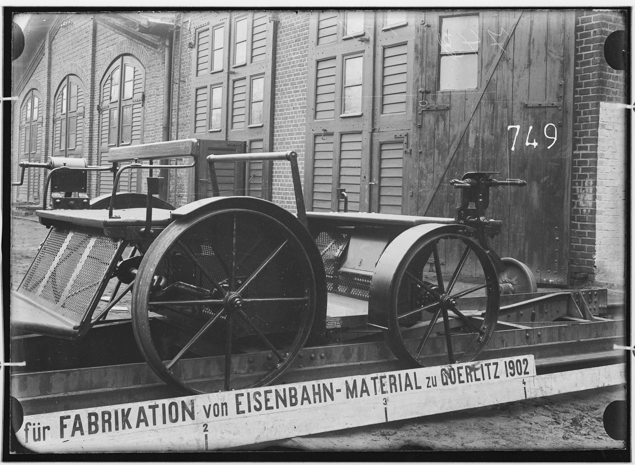 Fotografie: zweiachsige Draisine mit Kugellagern und Bremse, 1902 (Schenkung der Bombardier Transportation, Werk Görlitz | Eigentum/Sammlung der Verkehrsmuseums Dresden gGmbH CC BY-NC-SA)