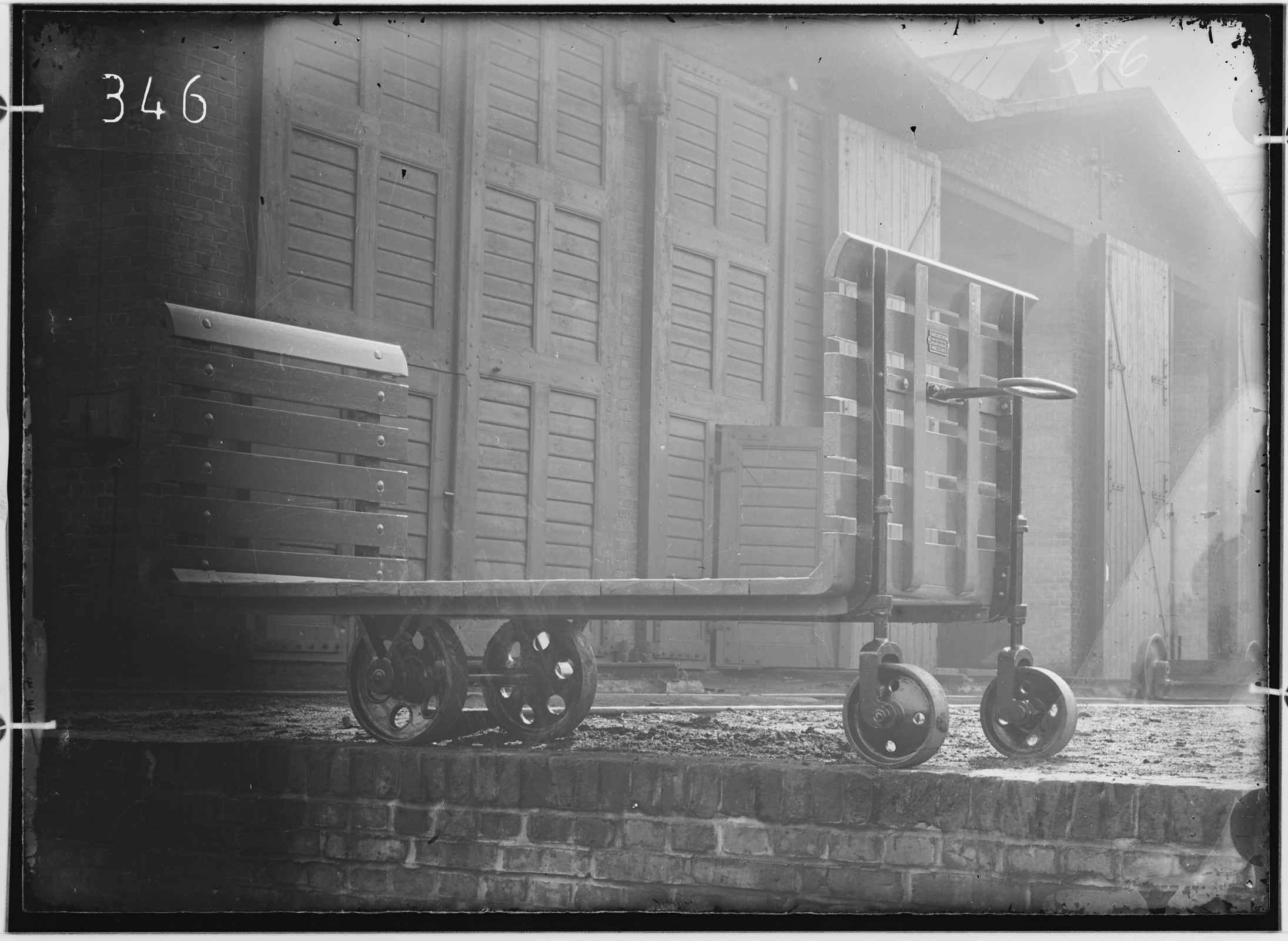 Fotografie: zweiachsige fahrbare Gepäcklore (andere Ansicht), 1894 (Schenkung der Bombardier Transportation, Werk Görlitz | Eigentum/Sammlung der Verkehrsmuseums Dresden gGmbH CC BY-NC-SA)