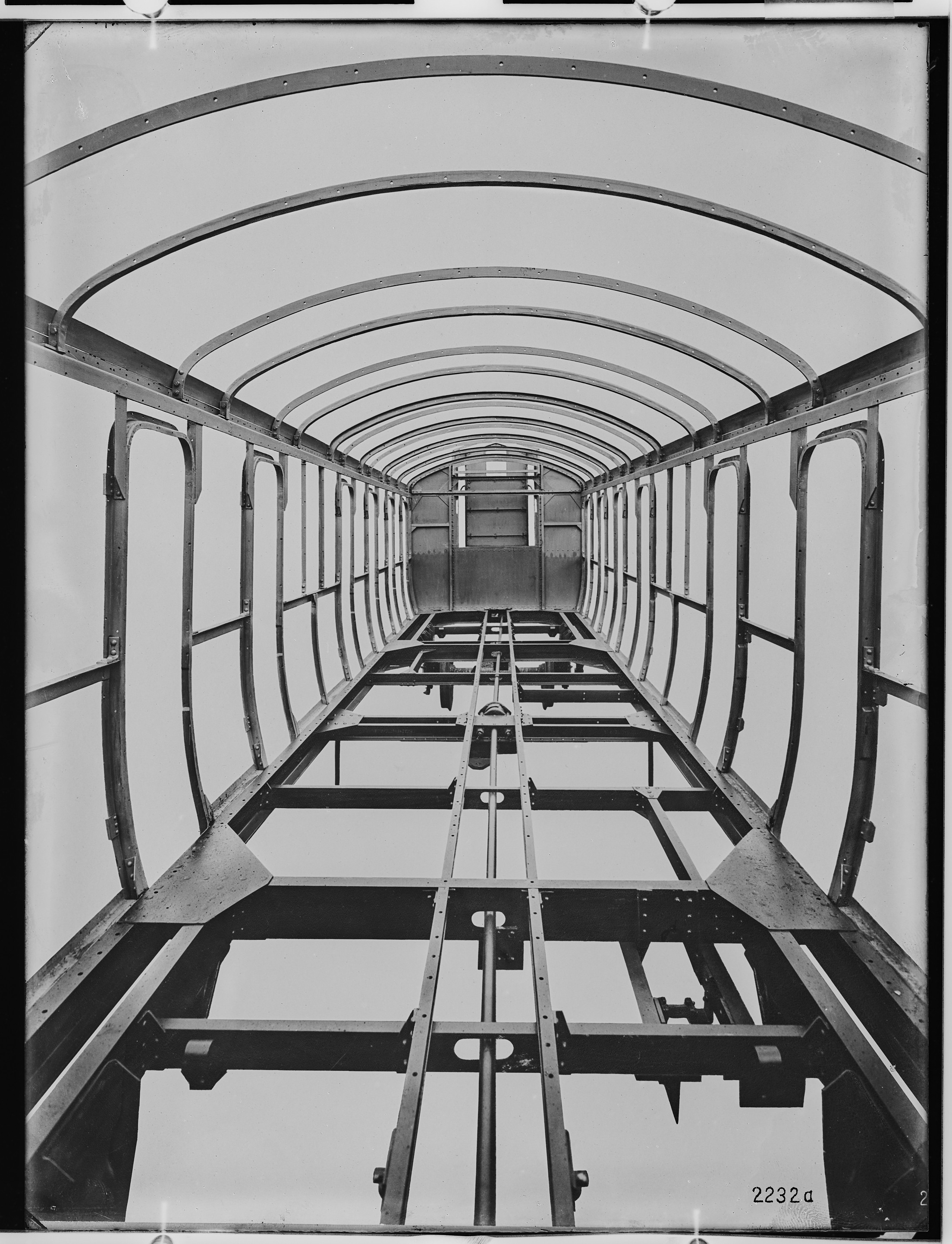 Fotografie: zweiachsiger Abteilwagen für Portugal, Reparationsleistung (Kastengerippe, Innenansicht), 1923 (Schenkung der Bombardier Transportation, Werk Görlitz | Eigentum/Sammlung der Verkehrsmuseums Dresden gGmbH CC BY-NC-SA)