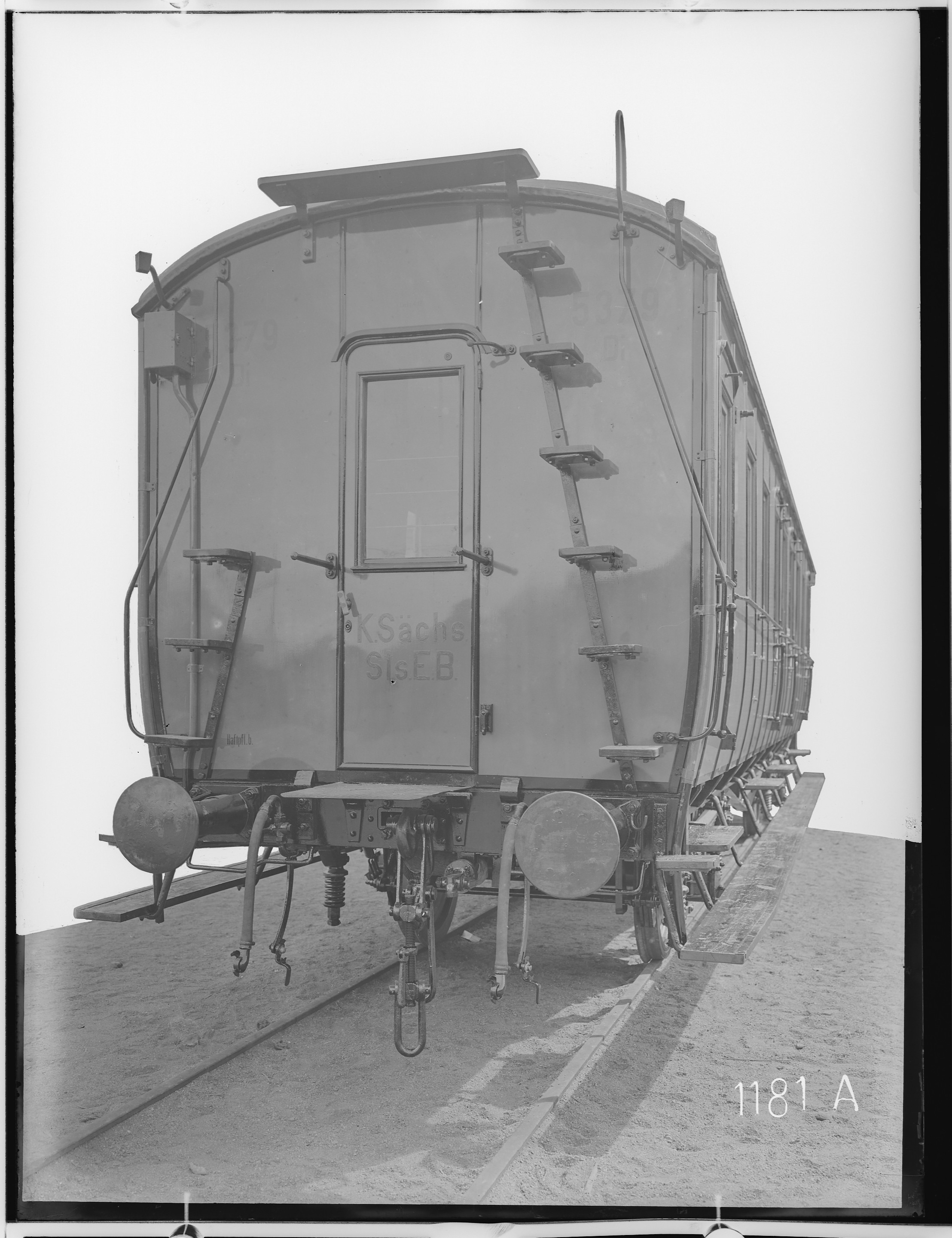 Fotografie: zweiachsiger Abteilwagen mit Bremse (Stirnansicht), 1917 (Schenkung der Bombardier Transportation, Werk Görlitz | Eigentum/Sammlung der Verkehrsmuseums Dresden gGmbH CC BY-NC-SA)