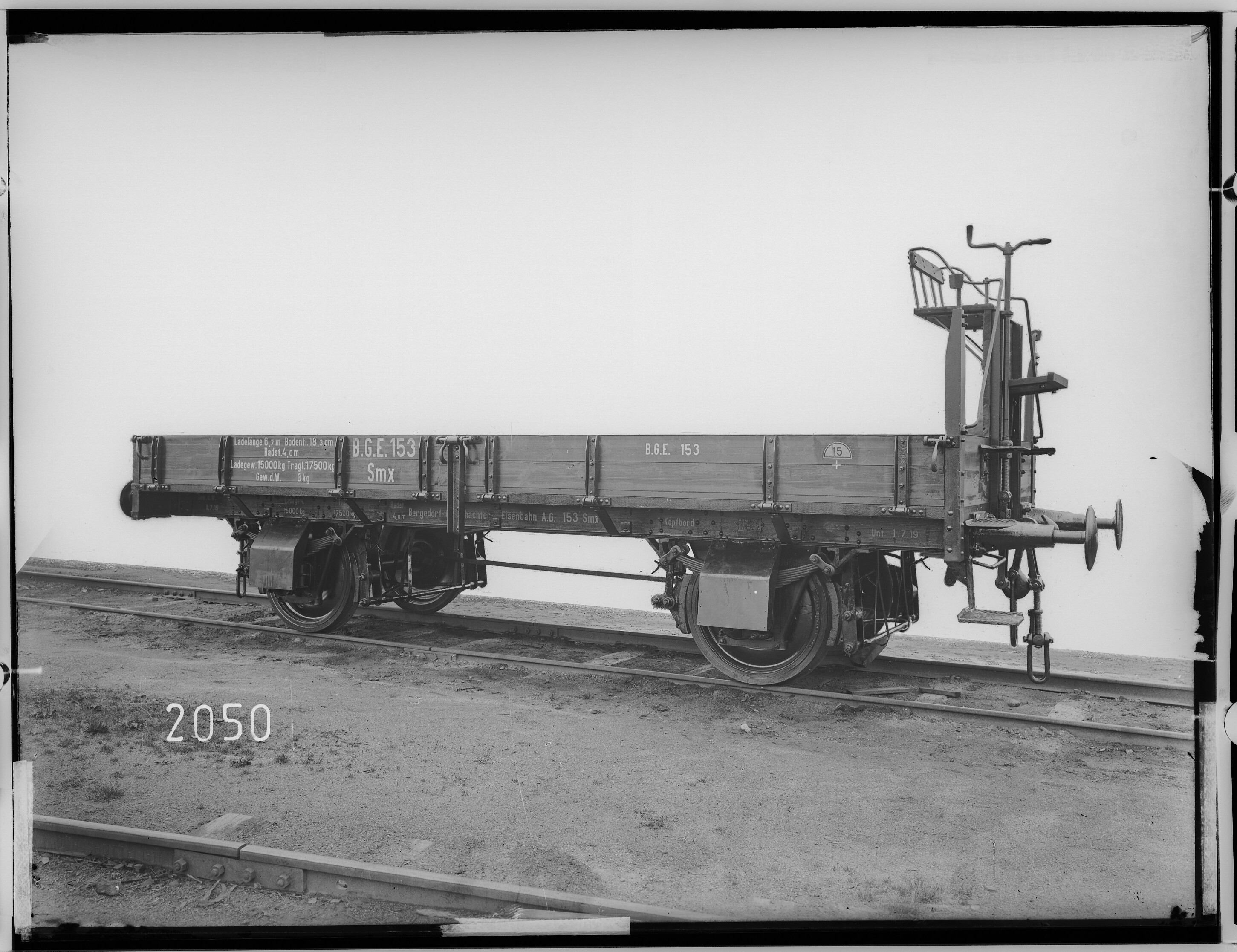 Fotografie: zweiachsiger Bauwagen mit Bremse, 1919 (Schenkung der Bombardier Transportation, Werk Görlitz | Eigentum/Sammlung der Verkehrsmuseums Dresden gGmbH CC BY-NC-SA)