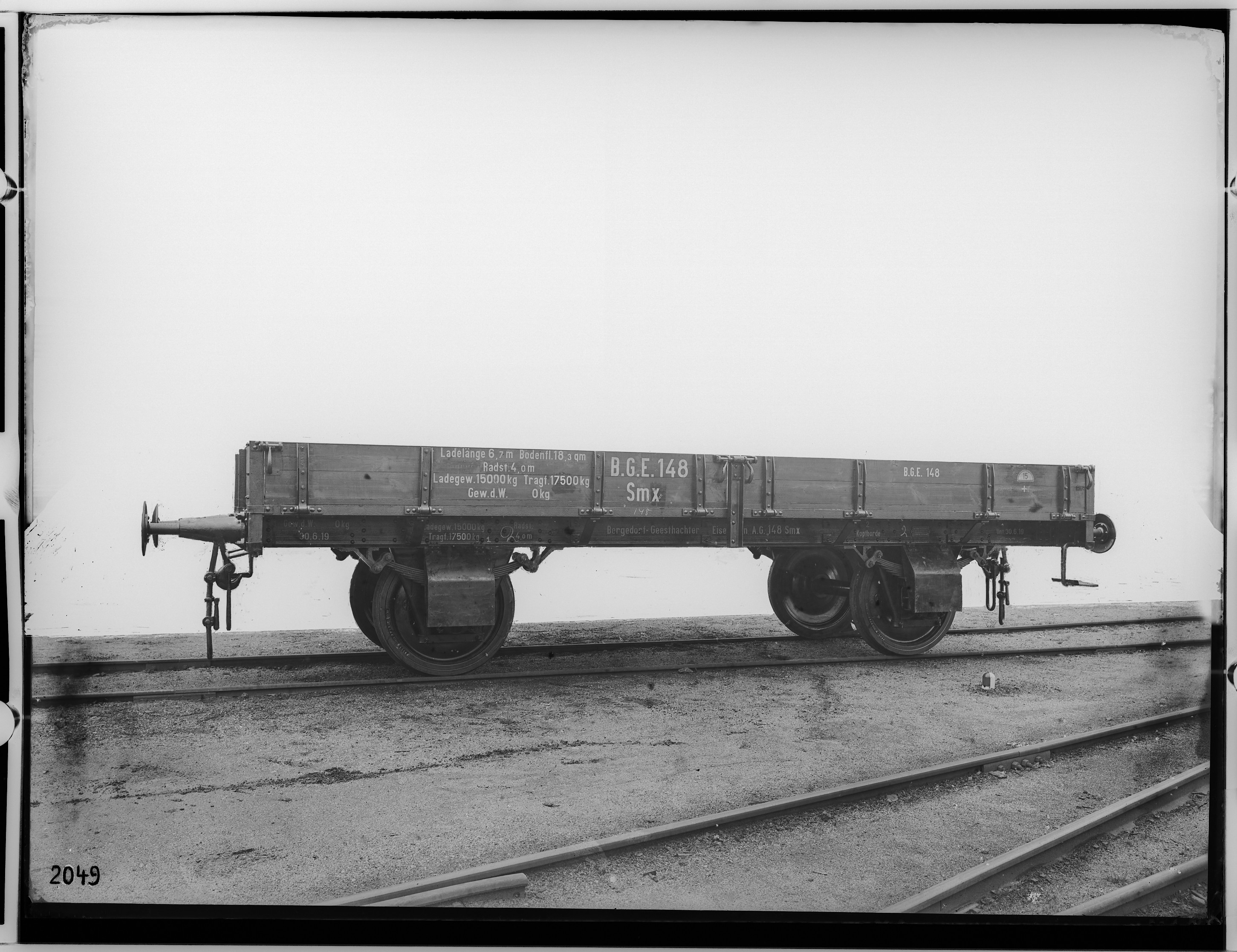Fotografie: zweiachsiger Bauwagen ohne Bremse, 1919 (Schenkung der Bombardier Transportation, Werk Görlitz | Eigentum/Sammlung der Verkehrsmuseums Dresden gGmbH CC BY-NC-SA)