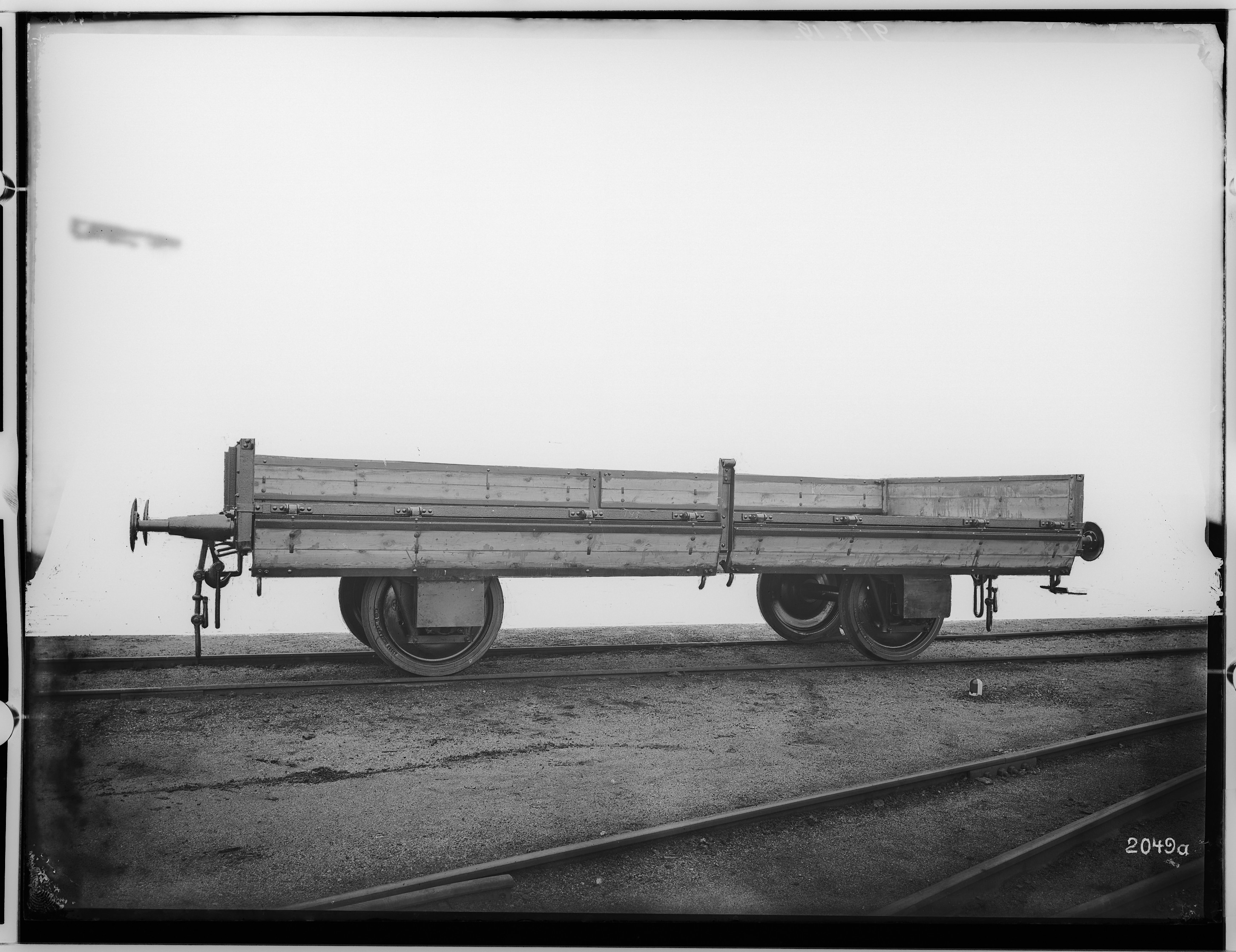 Fotografie: zweiachsiger Bauwagen ohne Bremse mit herabgeklappten Bordwänden, 1919 (Schenkung der Bombardier Transportation, Werk Görlitz | Eigentum/Sammlung der Verkehrsmuseums Dresden gGmbH CC BY-NC-SA)