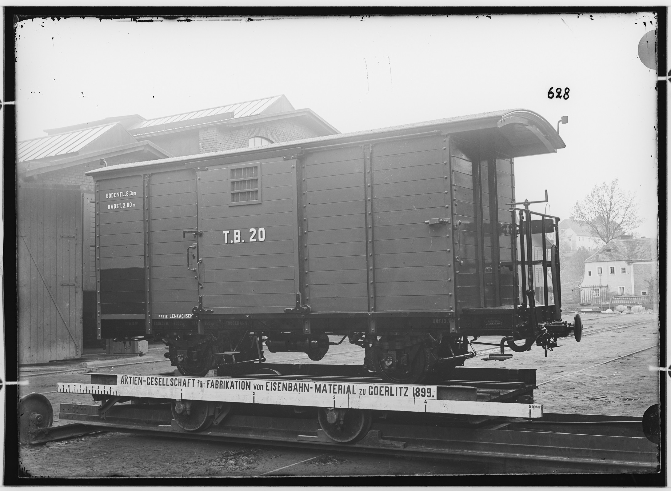Fotografie: zweiachsiger bedeckter Güterwagen der Kleinbahn mit Bremse, 1899 (Schenkung der Bombardier Transportation, Werk Görlitz | Eigentum/Sammlung der Verkehrsmuseums Dresden gGmbH CC BY-NC-SA)