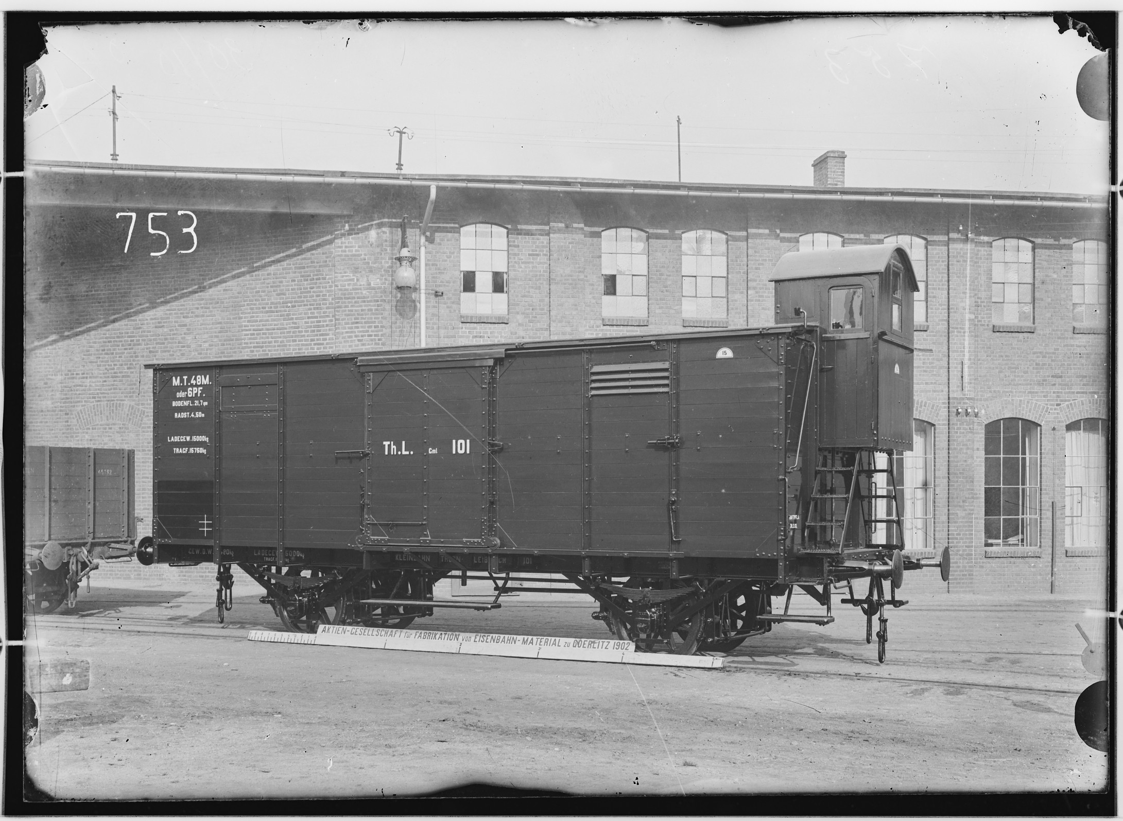 Fotografie: zweiachsiger bedeckter Güterwagen mit Bremse, 1902 (Schenkung der Bombardier Transportation, Werk Görlitz | Eigentum/Sammlung der Verkehrsmuseums Dresden gGmbH CC BY-NC-SA)