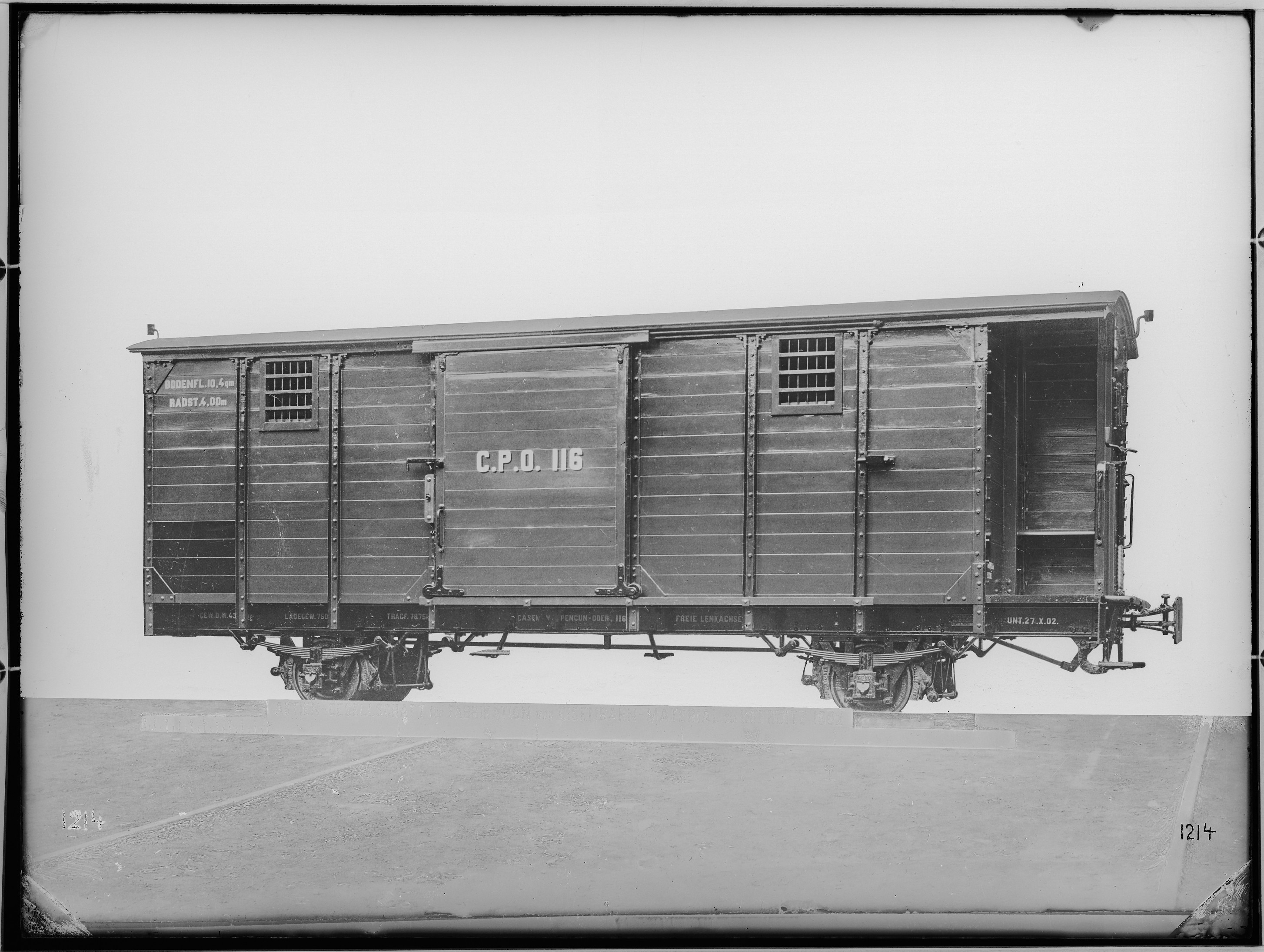 Fotografie: zweiachsiger bedeckter Güterwagen mit Bremse, 1907 (Schenkung der Bombardier Transportation, Werk Görlitz | Eigentum/Sammlung der Verkehrsmuseums Dresden gGmbH CC BY-NC-SA)