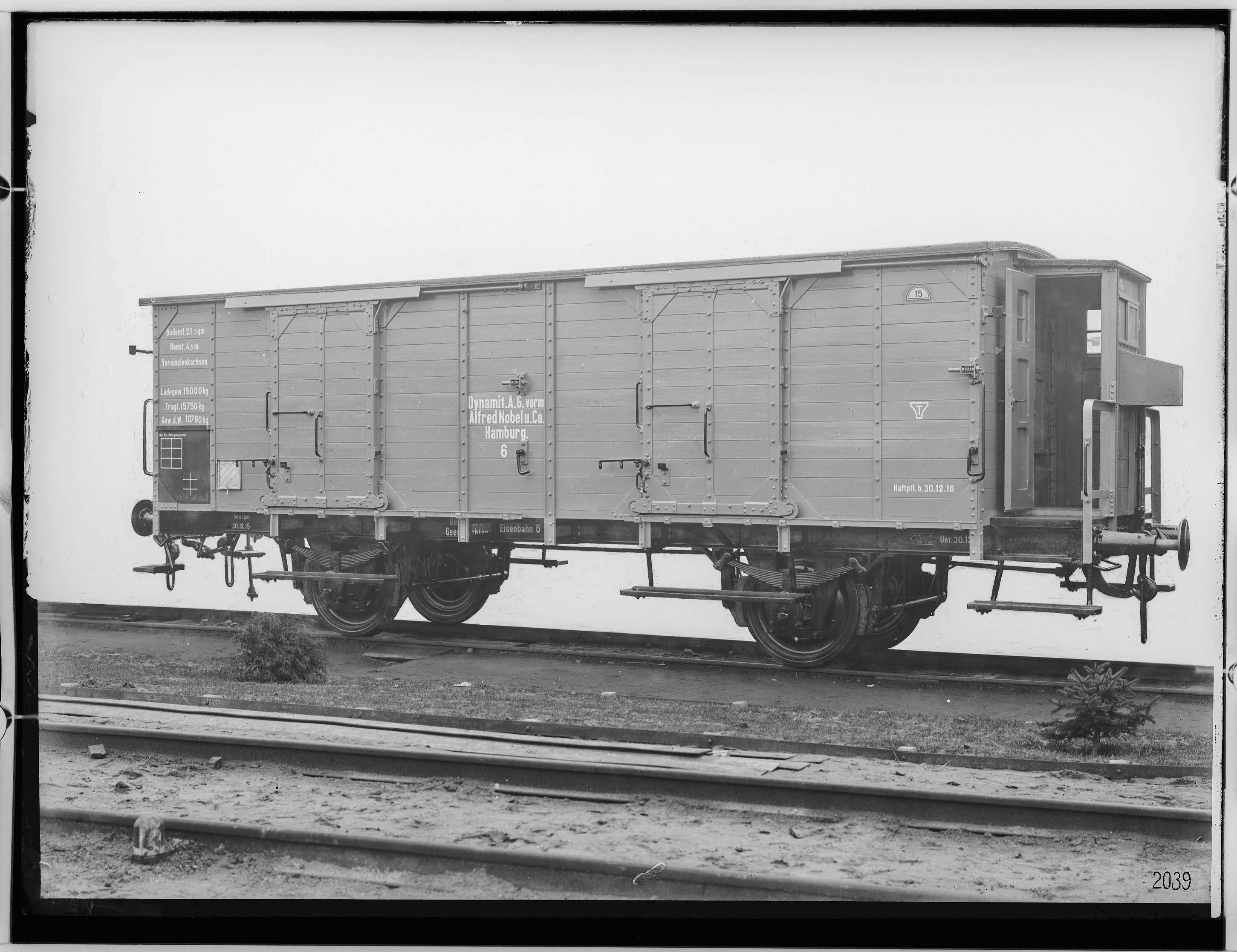 Fotografie: zweiachsiger bedeckter Güterwagen mit Bremse, 1915 (Schenkung der Bombardier Transportation, Werk Görlitz | Eigentum/Sammlung der Verkehrsmuseums Dresden gGmbH CC BY-NC-SA)