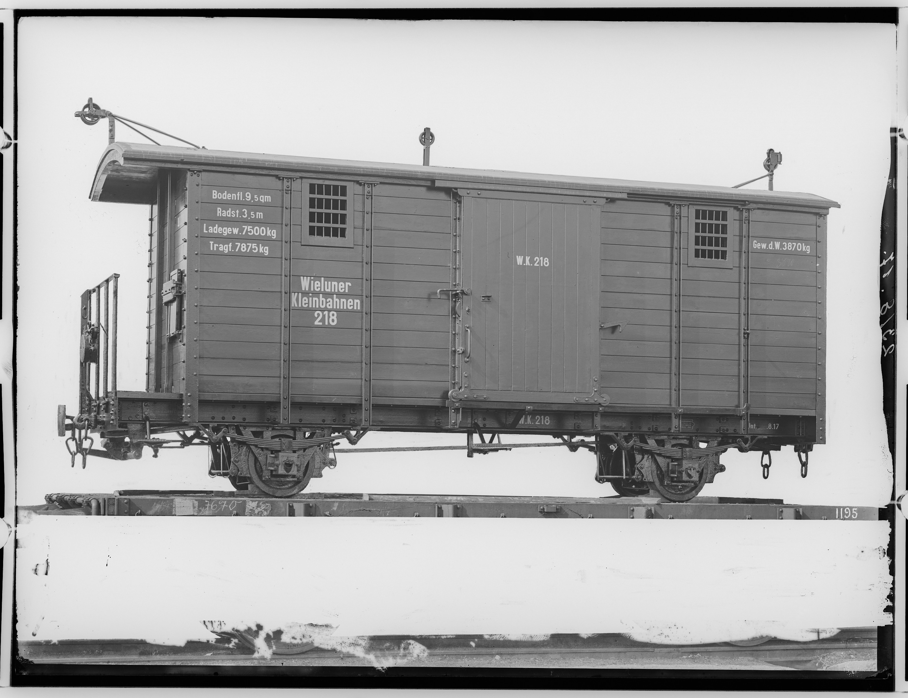Fotografie: zweiachsiger bedeckter Güterwagen mit Bremse, 1917 (Schenkung der Bombardier Transportation, Werk Görlitz | Eigentum/Sammlung der Verkehrsmuseums Dresden gGmbH CC BY-NC-SA)