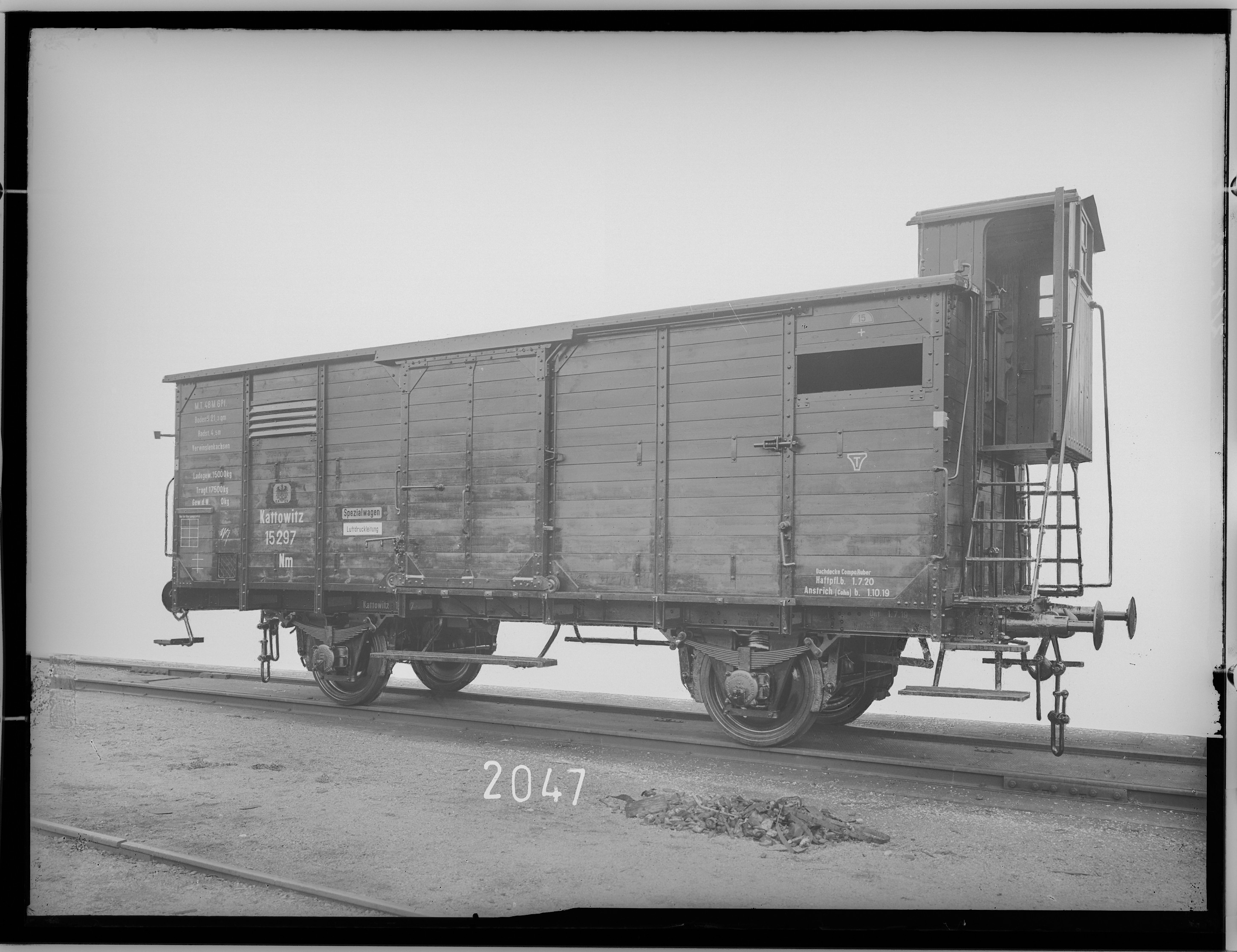Fotografie: zweiachsiger bedeckter Güterwagen mit Bremse, 1919 (Schenkung der Bombardier Transportation, Werk Görlitz | Eigentum/Sammlung der Verkehrsmuseums Dresden gGmbH CC BY-NC-SA)