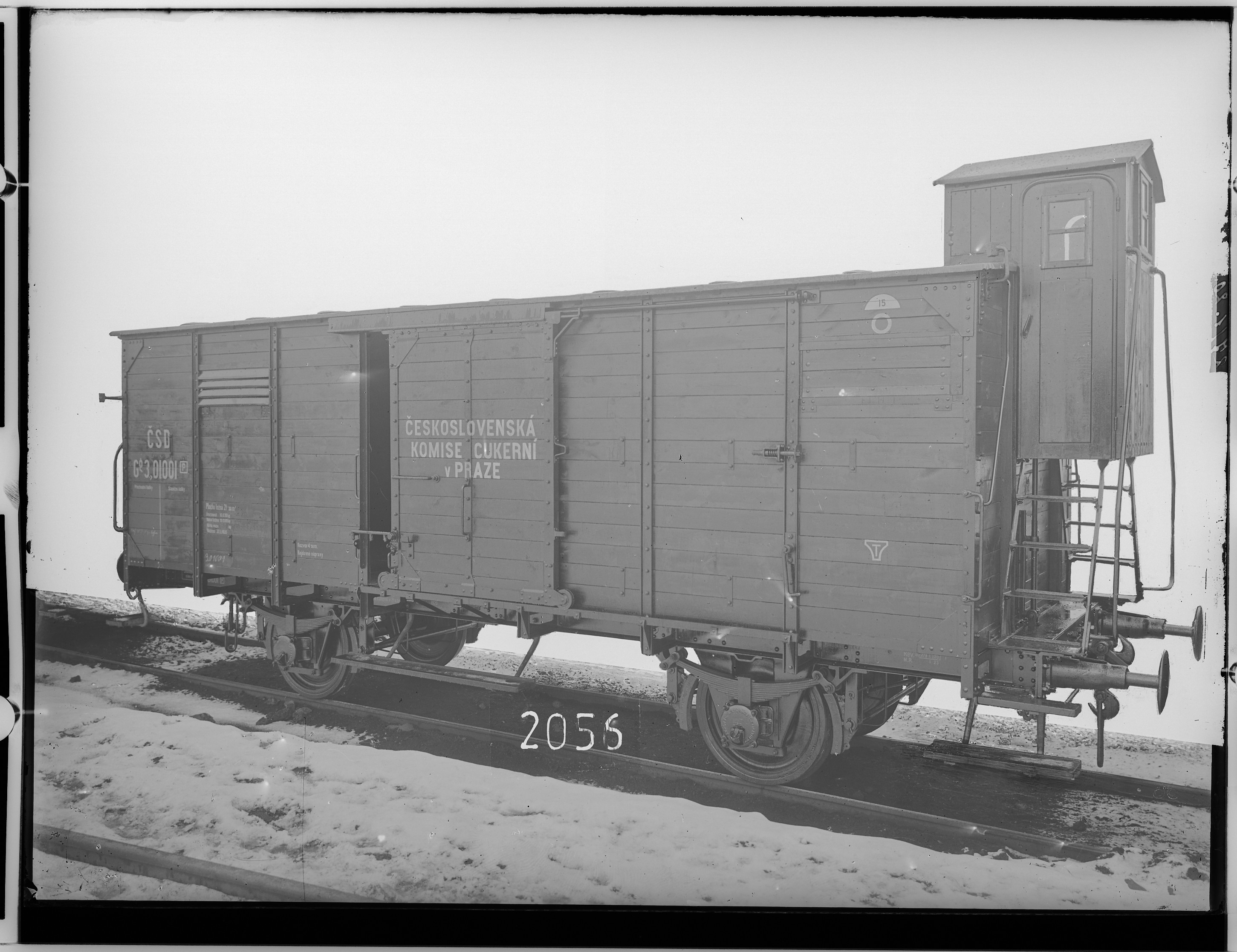 Fotografie: zweiachsiger bedeckter Güterwagen mit Bremse, 1920 (Schenkung der Bombardier Transportation, Werk Görlitz | Eigentum/Sammlung der Verkehrsmuseums Dresden gGmbH CC BY-NC-SA)