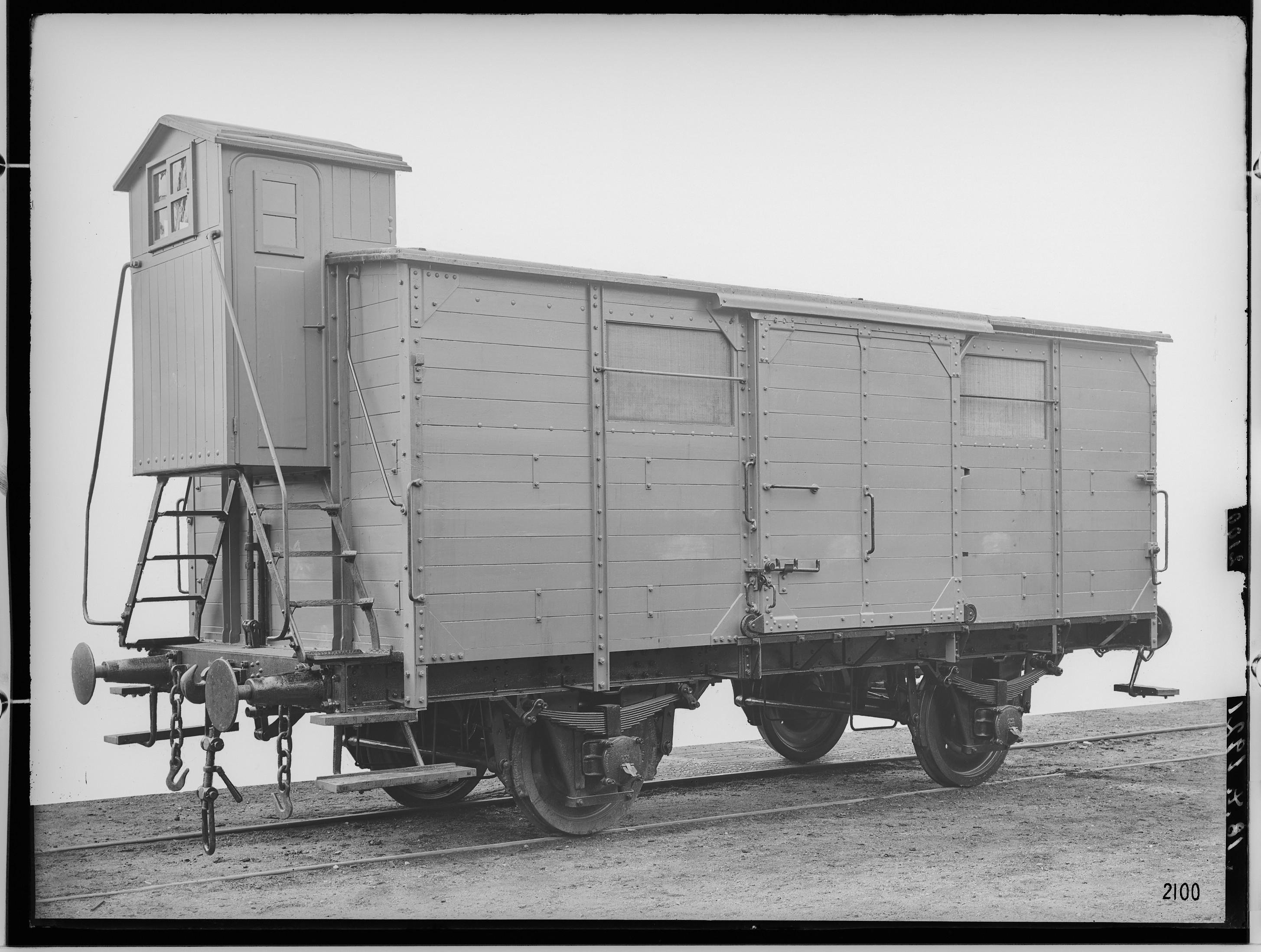 Fotografie: zweiachsiger bedeckter Güterwagen mit Bremse, 1921 (Schenkung der Bombardier Transportation, Werk Görlitz | Eigentum/Sammlung der Verkehrsmuseums Dresden gGmbH CC BY-NC-SA)