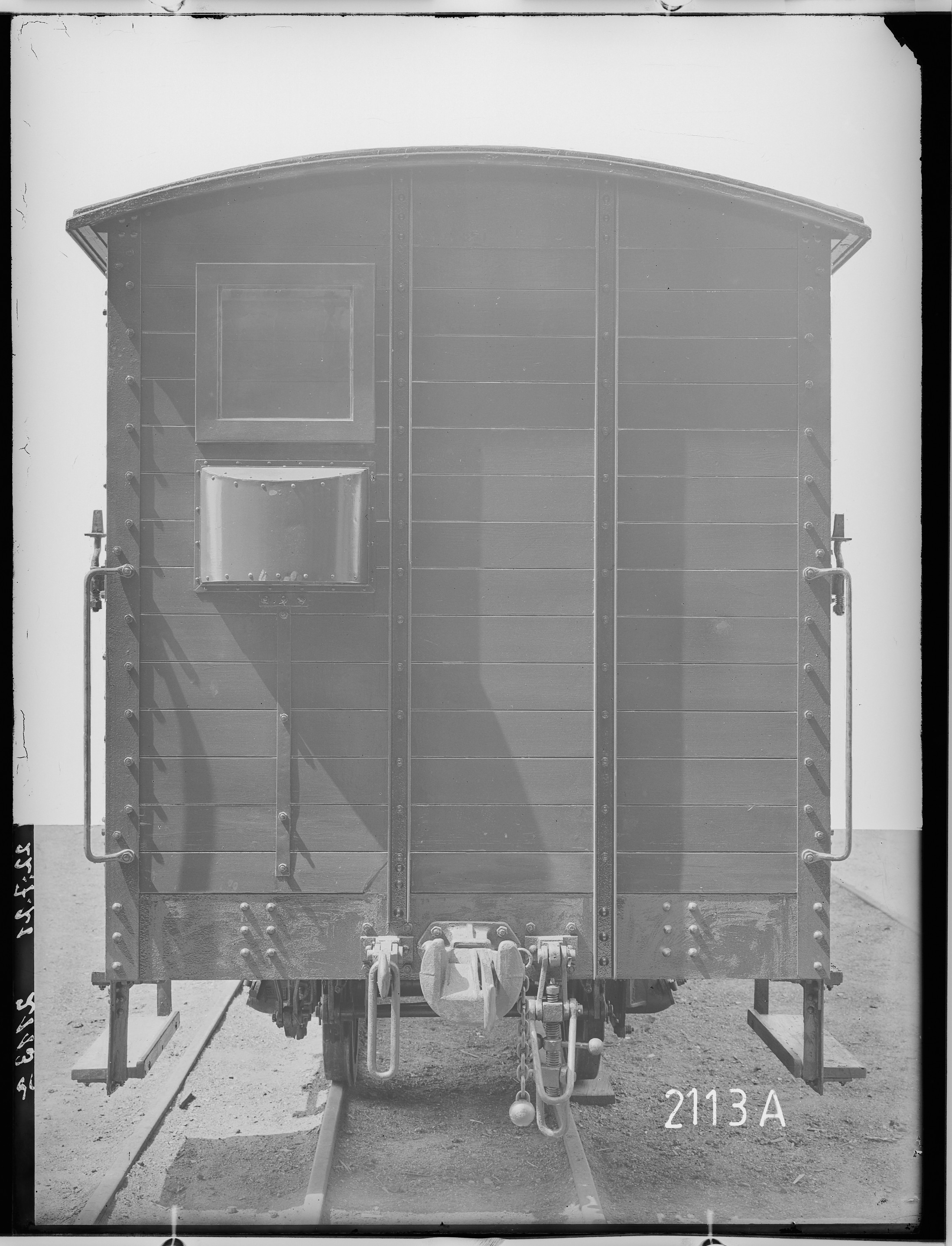 Fotografie: zweiachsiger bedeckter Güterwagen mit Bremse, 1921 (Schenkung der Bombardier Transportation, Werk Görlitz | Eigentum/Sammlung der Verkehrsmuseums Dresden gGmbH CC BY-NC-SA)