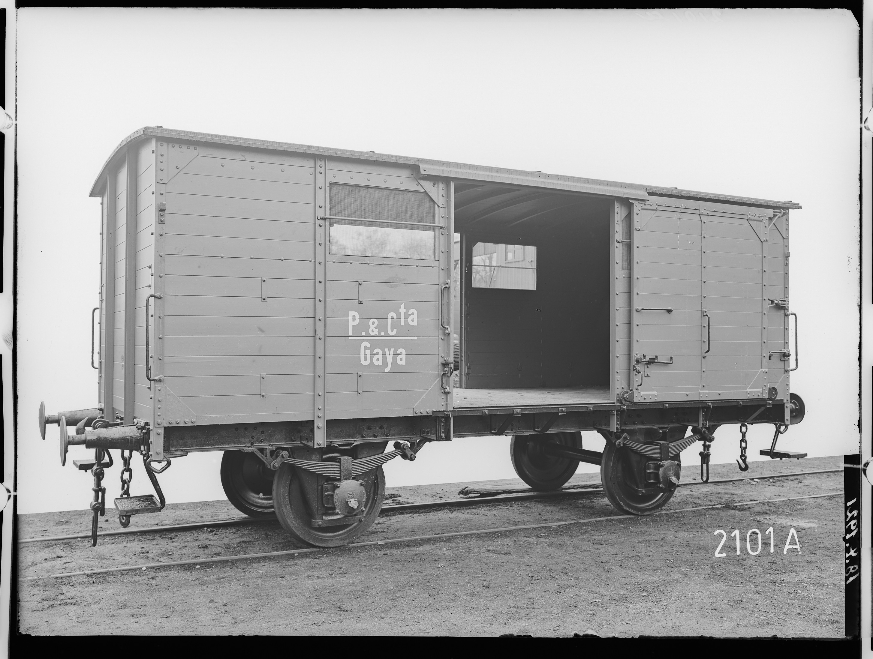 Fotografie: zweiachsiger bedeckter Güterwagen mit Bremse (Schiebetür geöffnet), 1921 (Schenkung der Bombardier Transportation, Werk Görlitz | Eigentum/Sammlung der Verkehrsmuseums Dresden gGmbH CC BY-NC-SA)