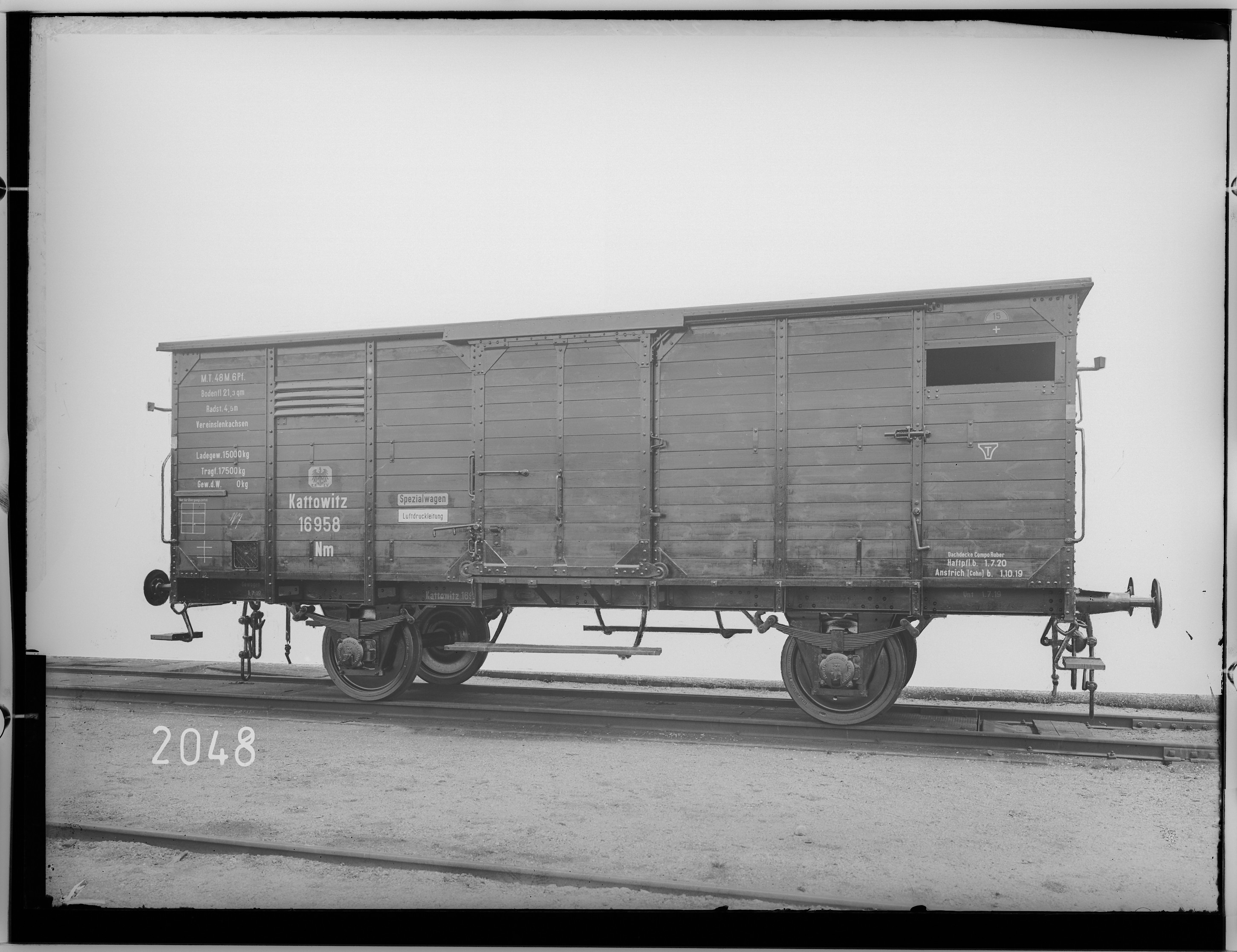 Fotografie: zweiachsiger bedeckter Güterwagen mit Luftdruckleitung, 1919 (Schenkung der Bombardier Transportation, Werk Görlitz | Eigentum/Sammlung der Verkehrsmuseums Dresden gGmbH CC BY-NC-SA)