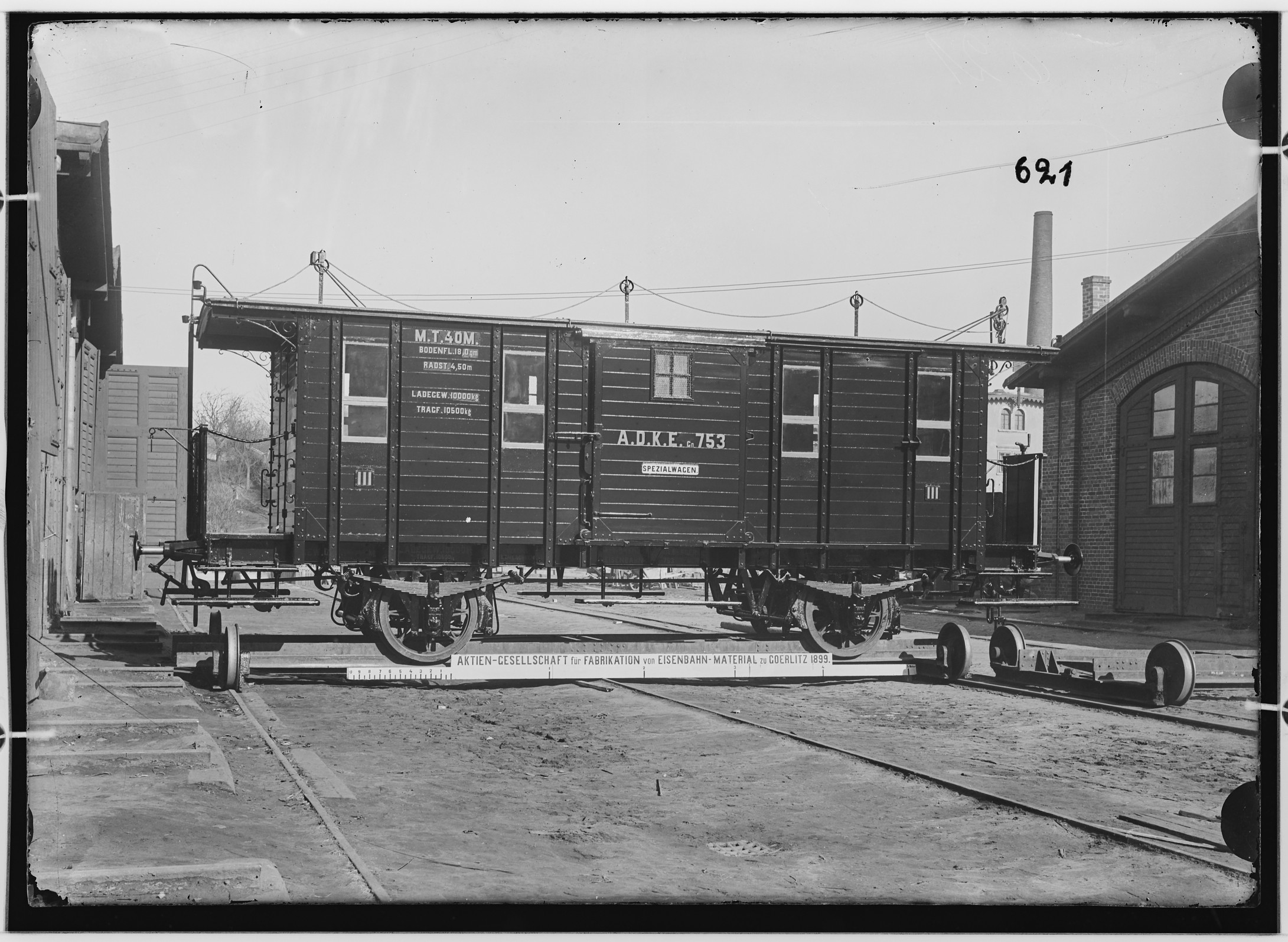 Fotografie: zweiachsiger bedeckter Güterwagen mit Plattform mit Bremse, 1899 (Schenkung der Bombardier Transportation, Werk Görlitz | Eigentum/Sammlung der Verkehrsmuseums Dresden gGmbH CC BY-NC-SA)
