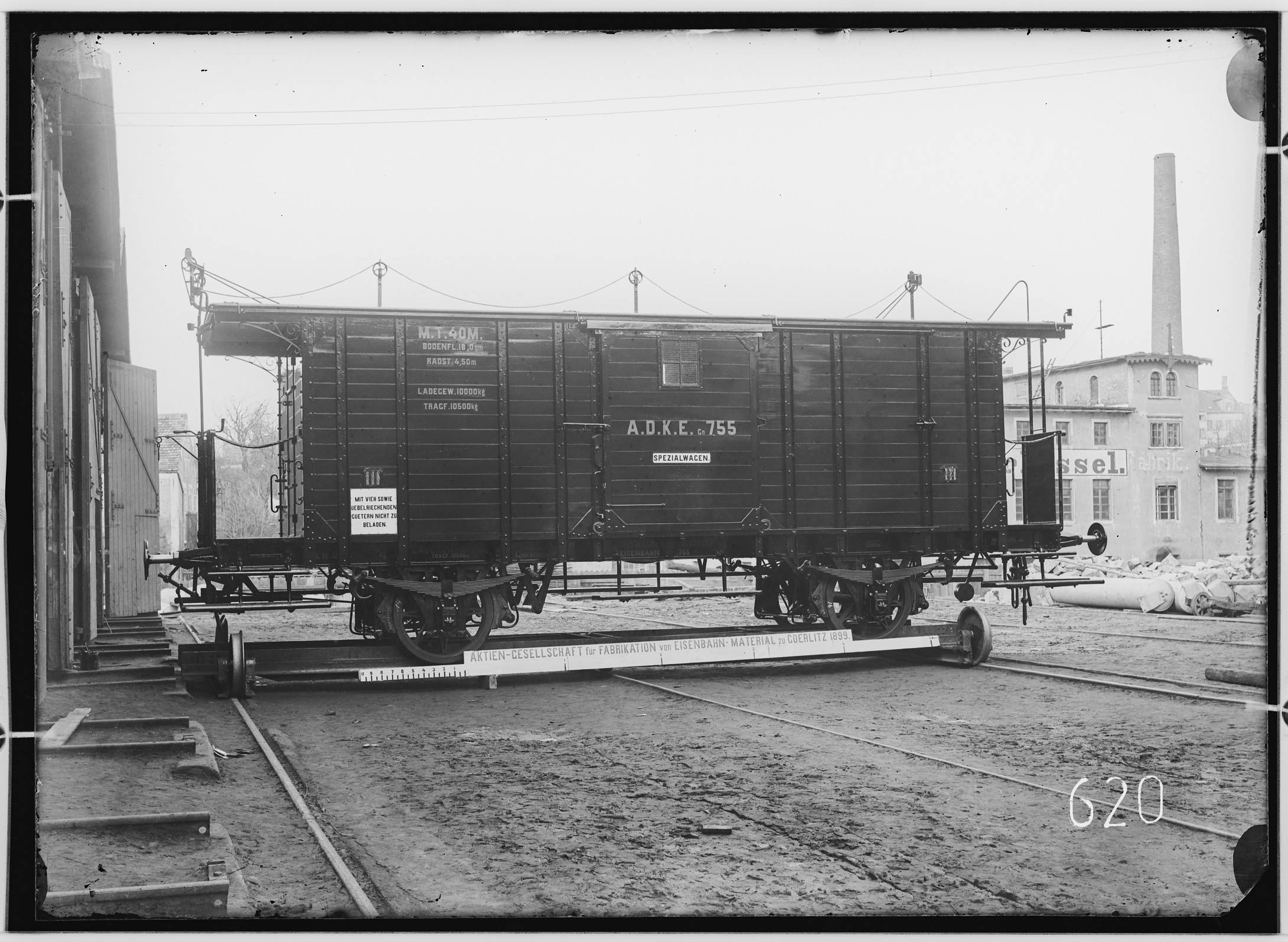 Fotografie: zweiachsiger bedeckter Güterwagen mit Plattform ohne Bremse, 1899 (Schenkung der Bombardier Transportation, Werk Görlitz | Eigentum/Sammlung der Verkehrsmuseums Dresden gGmbH CC BY-NC-SA)