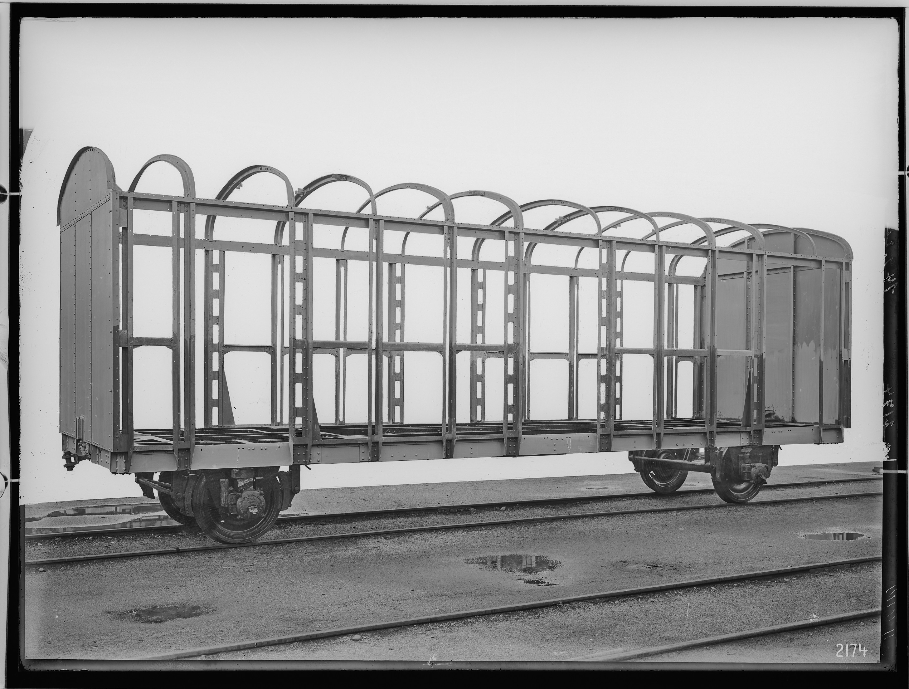 Fotografie: zweiachsiger Beiwagen im Bau, 1922 (Schenkung der Bombardier Transportation, Werk Görlitz | Eigentum/Sammlung der Verkehrsmuseums Dresden gGmbH CC BY-NC-SA)