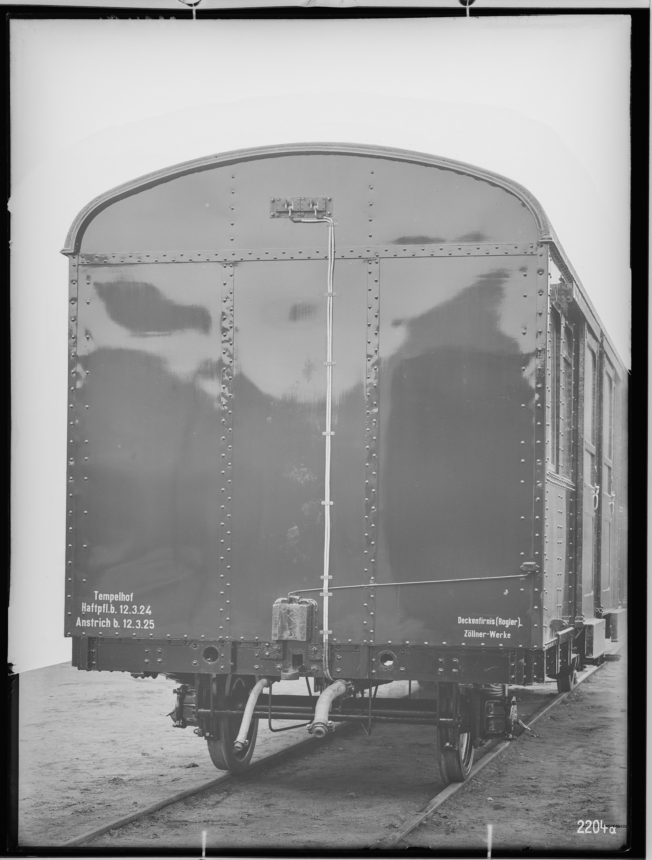 Fotografie: zweiachsiger Beiwagen (Stirnansicht I), ohne Jahresangabe (Schenkung der Bombardier Transportation, Werk Görlitz | Eigentum/Sammlung der Verkehrsmuseums Dresden gGmbH CC BY-NC-SA)