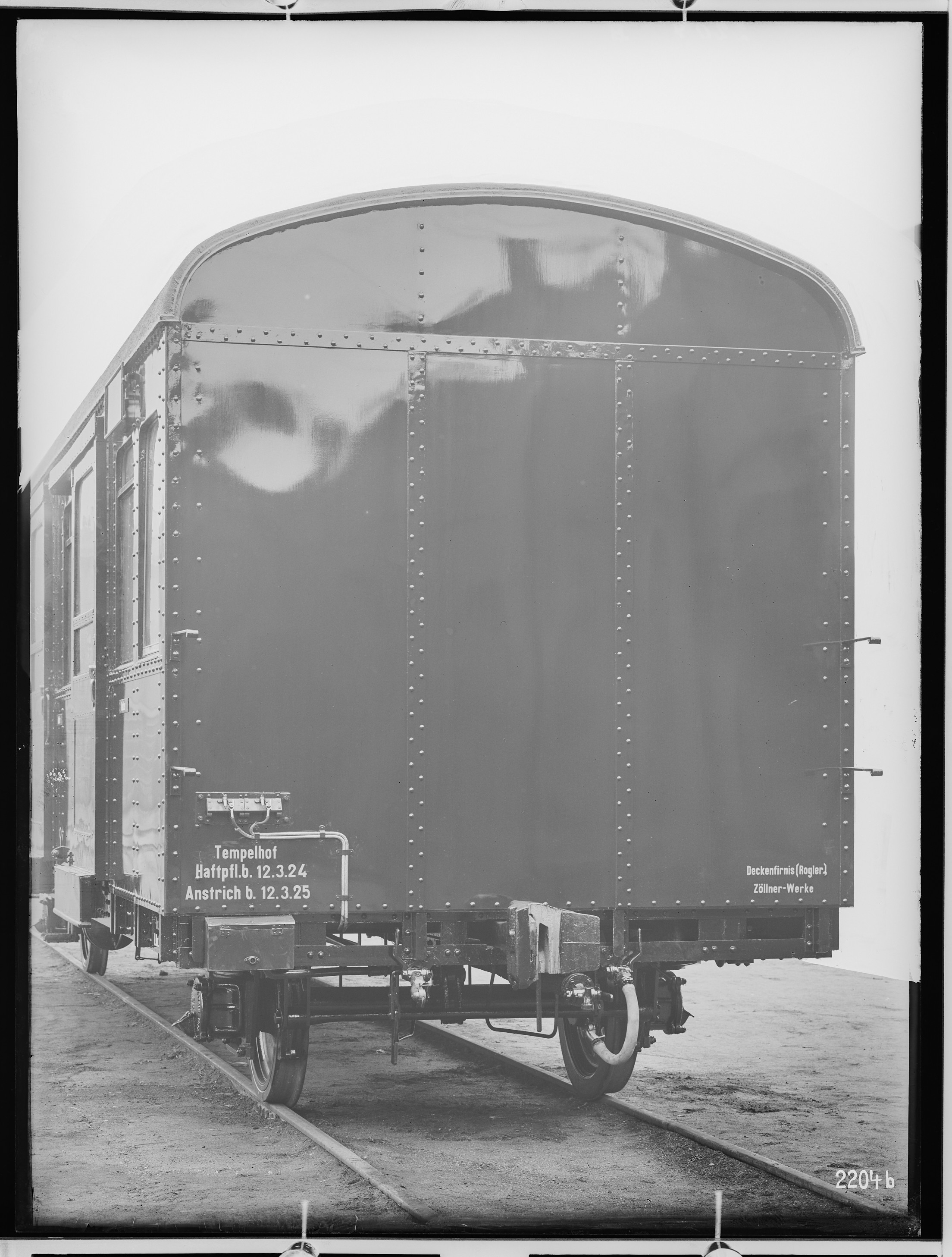 Fotografie: zweiachsiger Beiwagen (Stirnansicht II), ohne Jahresangabe (Schenkung der Bombardier Transportation, Werk Görlitz | Eigentum/Sammlung der Verkehrsmuseums Dresden gGmbH CC BY-NC-SA)