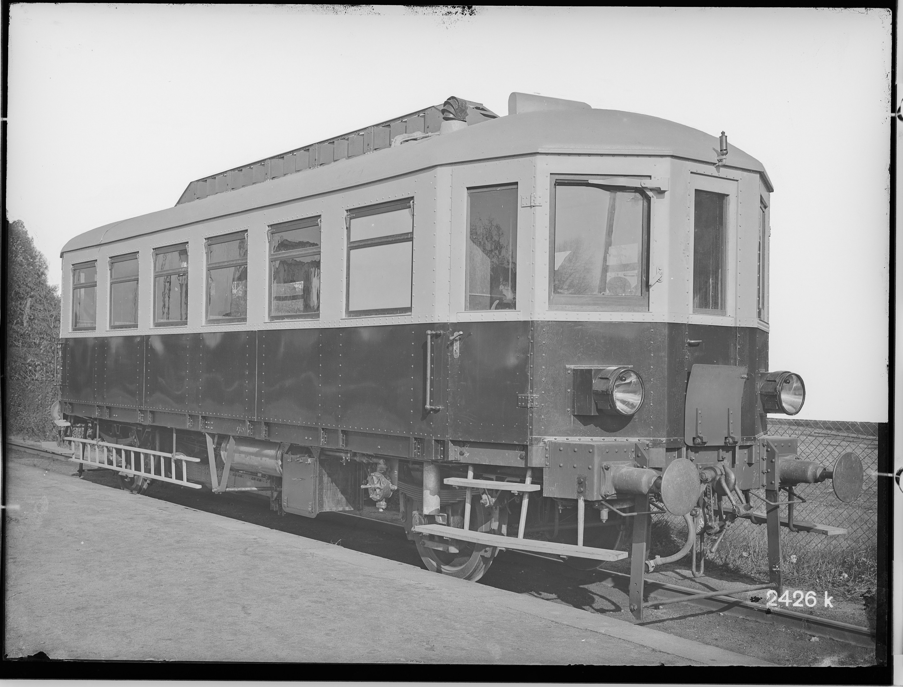 Fotografie: zweiachsiger Benzol-Triebwagen (Außenansicht I), 1925 (Schenkung der Bombardier Transportation, Werk Görlitz | Eigentum/Sammlung der Verkehrsmuseums Dresden gGmbH CC BY-NC-SA)