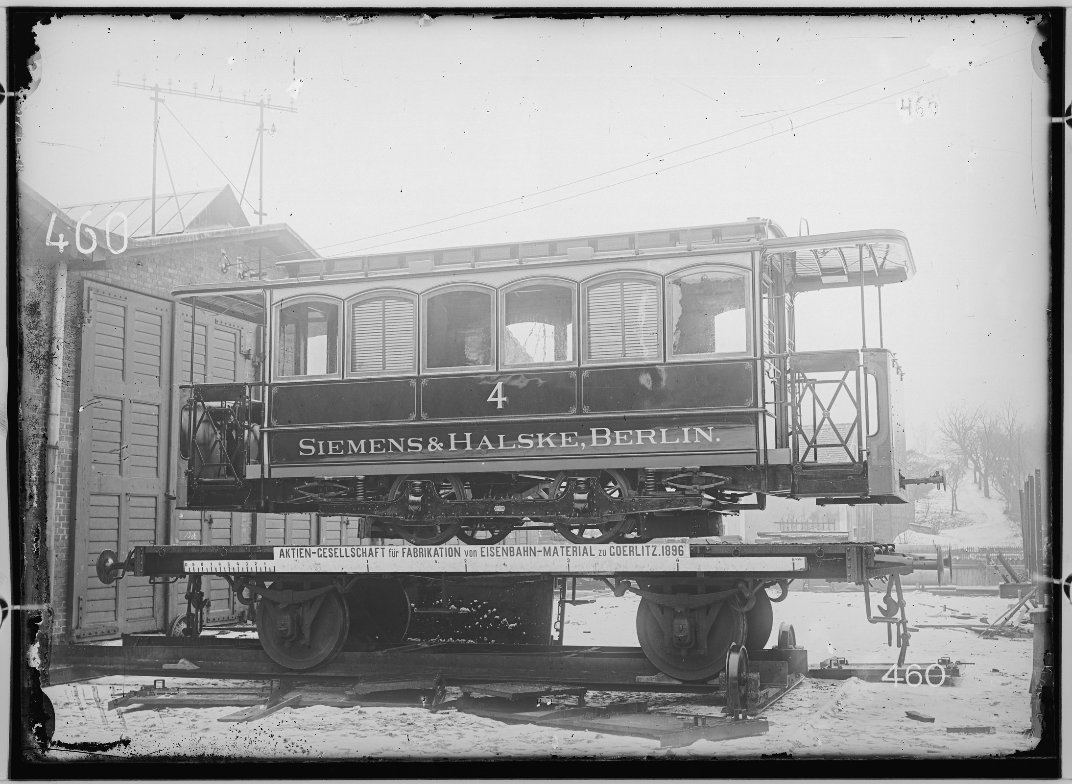 Fotografie: zweiachsiger Berliner Straßenbahnwagen, 1896 (Schenkung der Bombardier Transportation, Werk Görlitz | Eigentum/Sammlung der Verkehrsmuseums Dresden gGmbH CC BY-NC-SA)