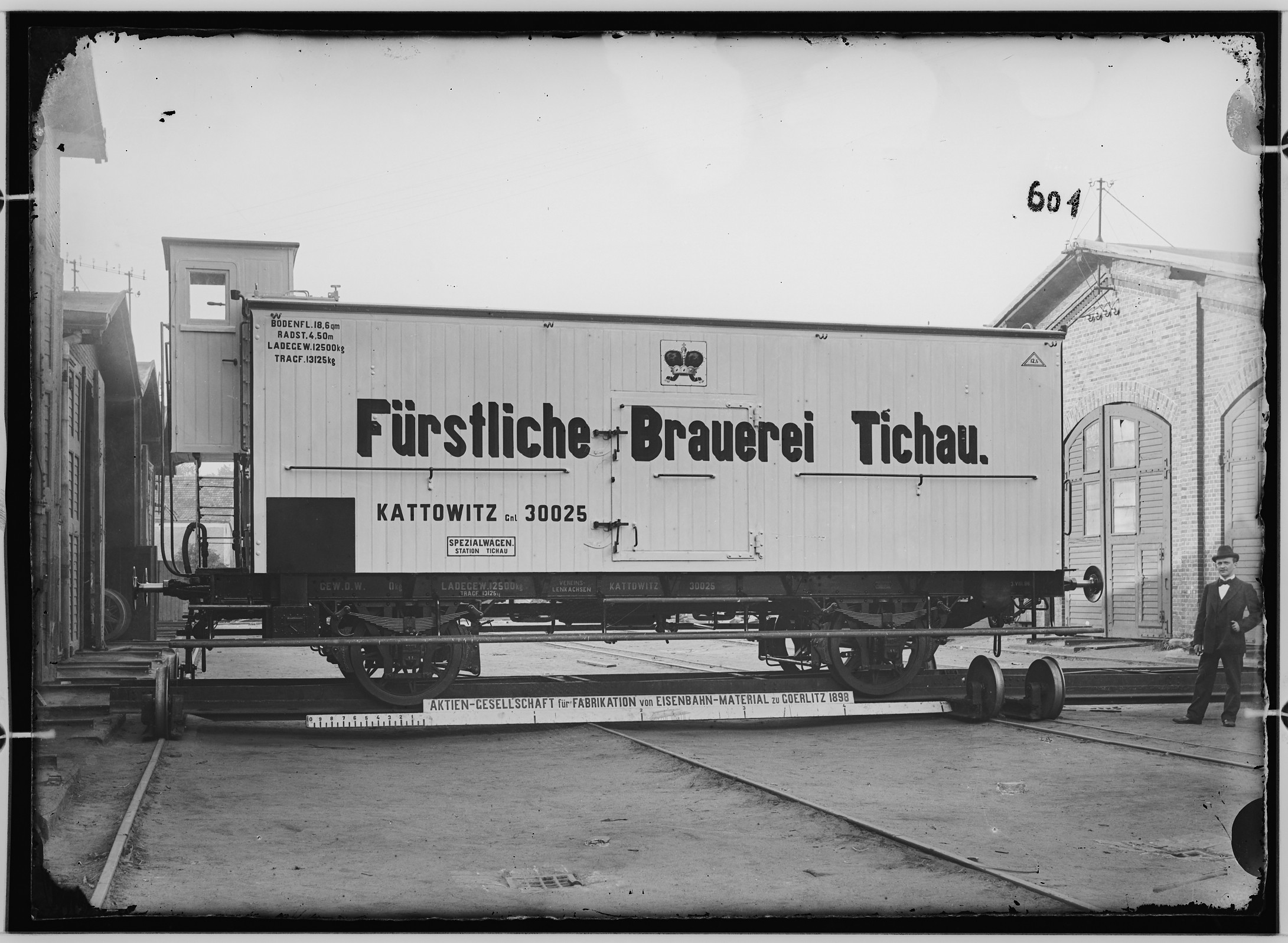 Fotografie: zweiachsiger Biertransport-Spezialwagen mit Bremshäuschen, 1898 (Schenkung der Bombardier Transportation, Werk Görlitz | Eigentum/Sammlung der Verkehrsmuseums Dresden gGmbH CC BY-NC-SA)