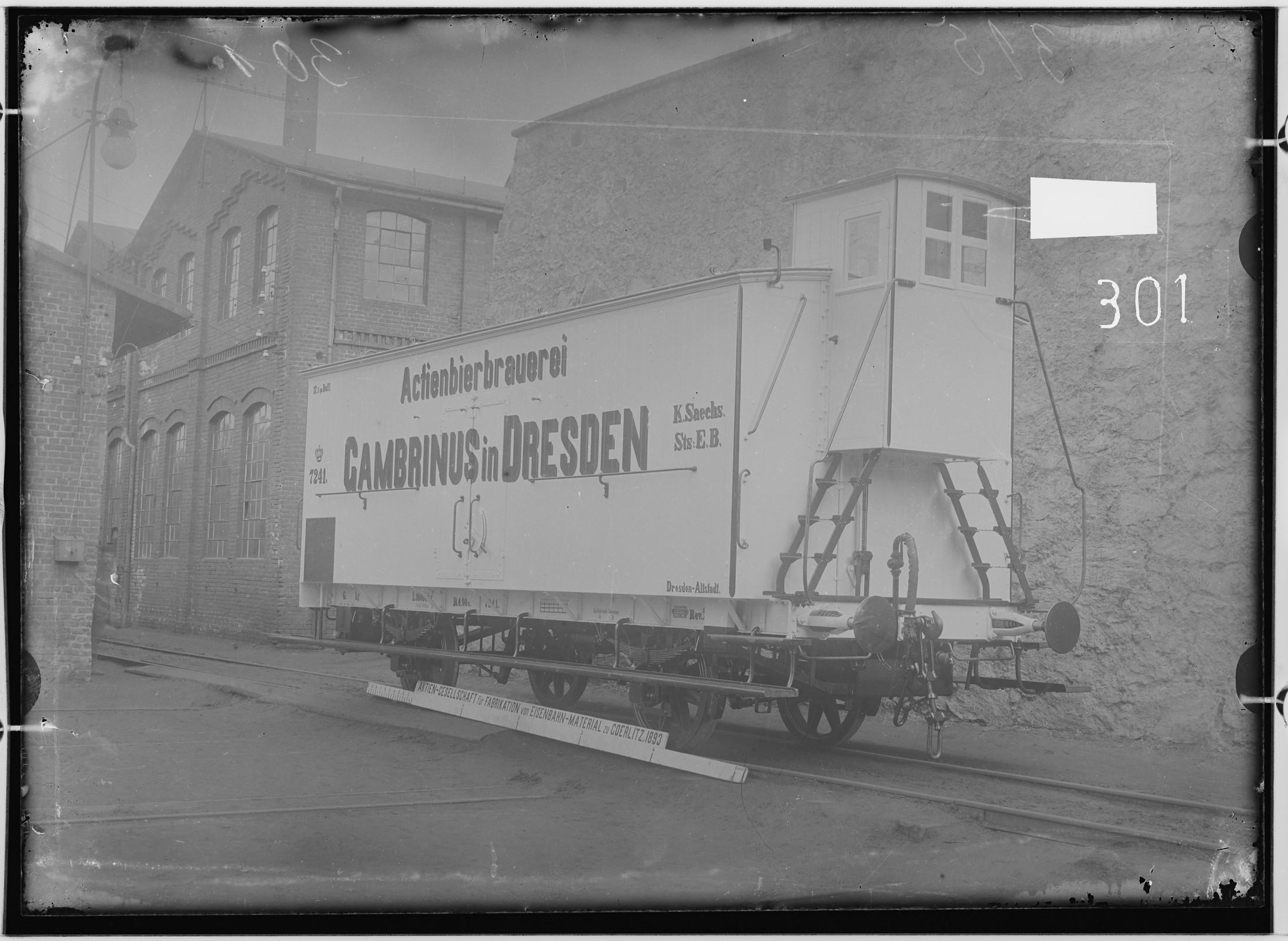 Fotografie: zweiachsiger Biertransportwagen mit Bremse, 1892 (Schenkung der Bombardier Transportation, Werk Görlitz | Eigentum/Sammlung der Verkehrsmuseums Dresden gGmbH CC BY-NC-SA)