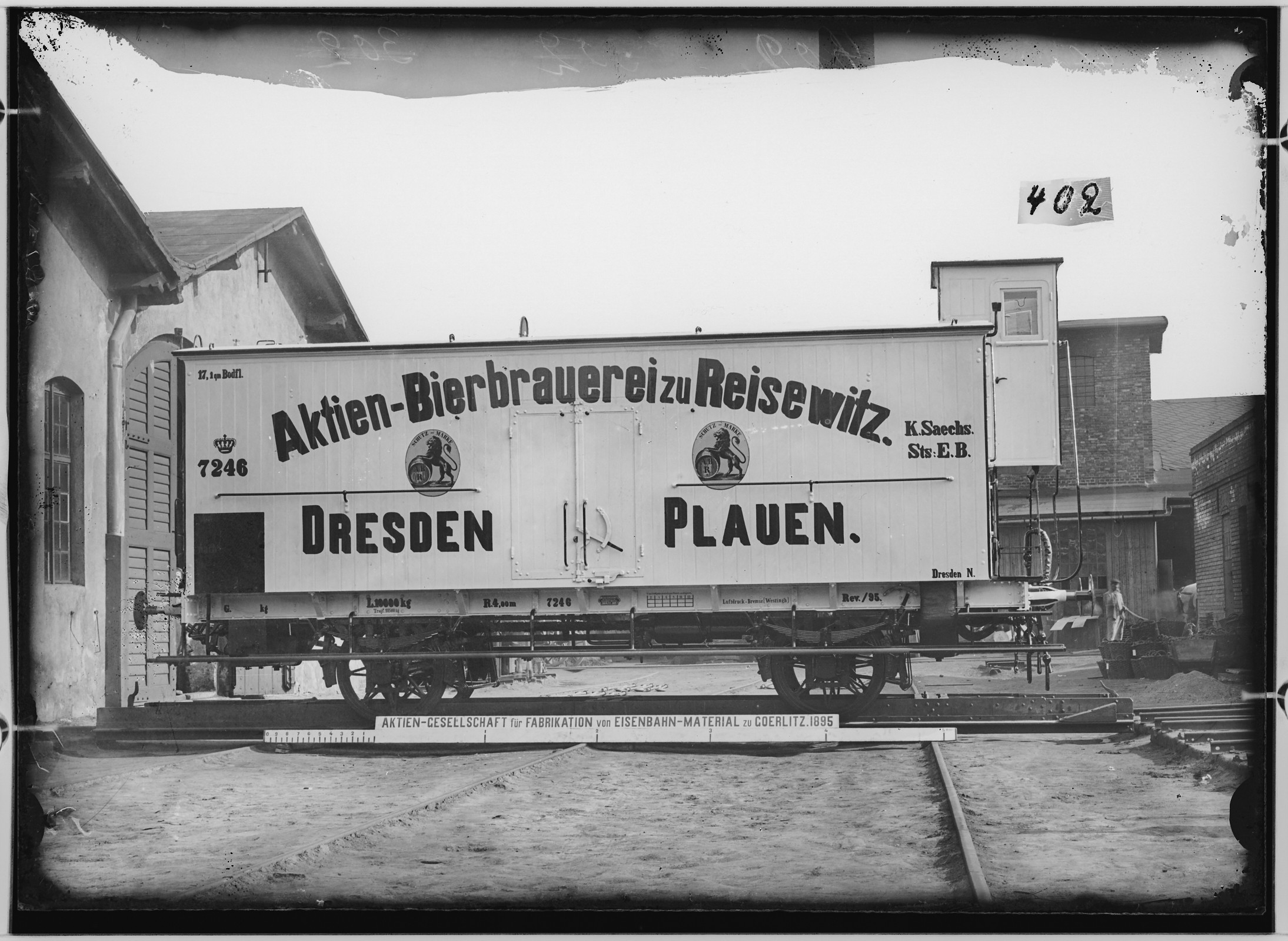Fotografie: zweiachsiger Biertransportwagen mit Bremshäuschen, 1895 (Schenkung der Bombardier Transportation, Werk Görlitz | Eigentum/Sammlung der Verkehrsmuseums Dresden gGmbH CC BY-NC-SA)