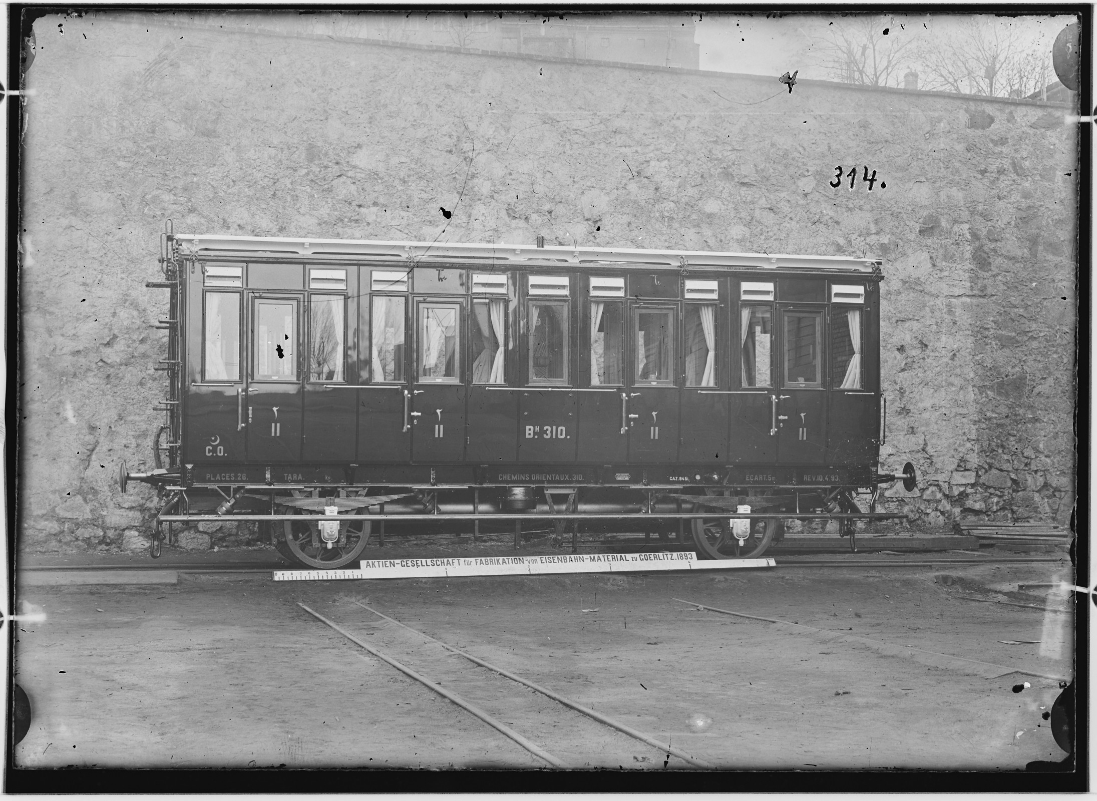 Fotografie: zweiachsiger D-Zugwagen zweite Klasse, 1893 (Schenkung der Bombardier Transportation, Werk Görlitz | Eigentum/Sammlung der Verkehrsmuseums Dresden gGmbH CC BY-NC-SA)