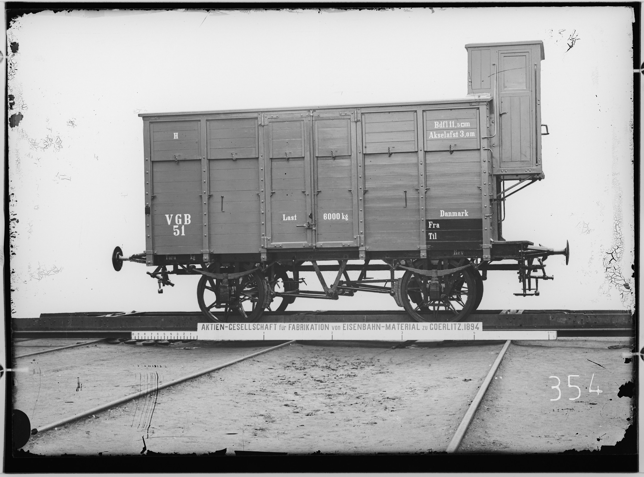 Fotografie: zweiachsiger dänischer Gütertansportwagen mit Handbremse, 1894 (Schenkung der Bombardier Transportation, Werk Görlitz | Eigentum/Sammlung der Verkehrsmuseums Dresden gGmbH CC BY-NC-SA)